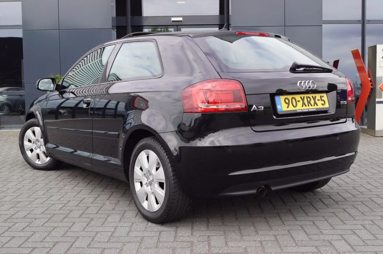 Audi A3 1.2 TFSI Attraction 105pk / Schuifdak / Navi Plus Zwart - 2