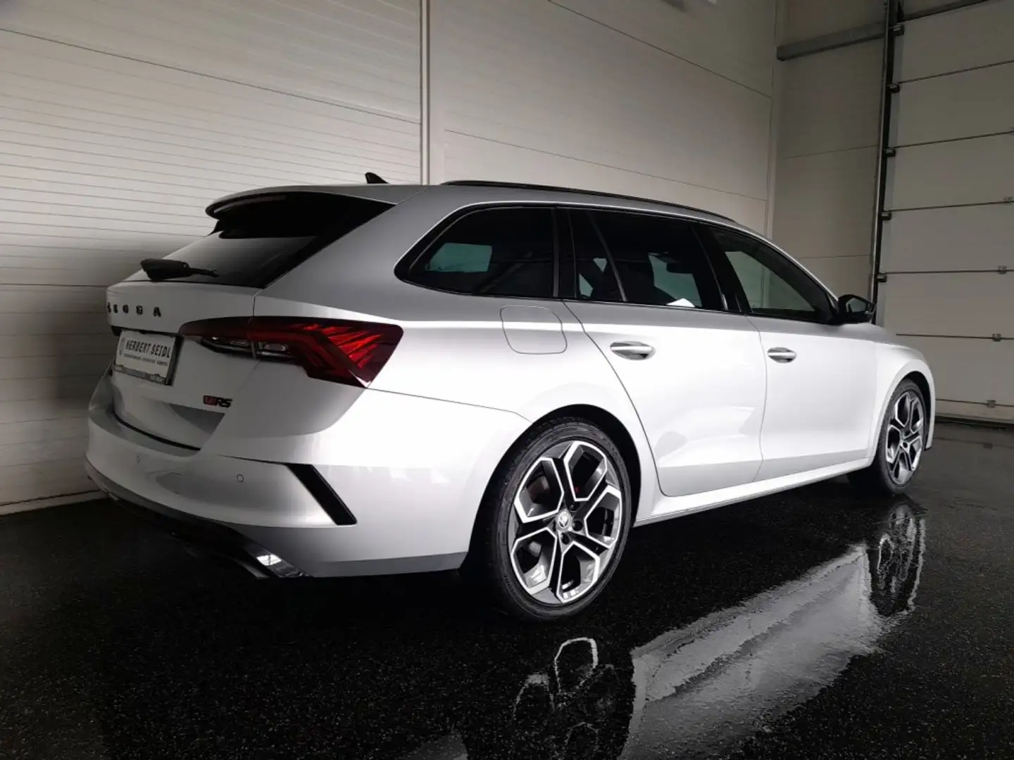 Skoda Octavia Combi RS EDITION 4x4 2,0 TDI DSG *SKY / 19 ZOLL / RS EXKLUSIV INTERIEUR / MATRIX-LED / DCC / MEMORY & MASSAGE / HEAD-UP* Silber - 2