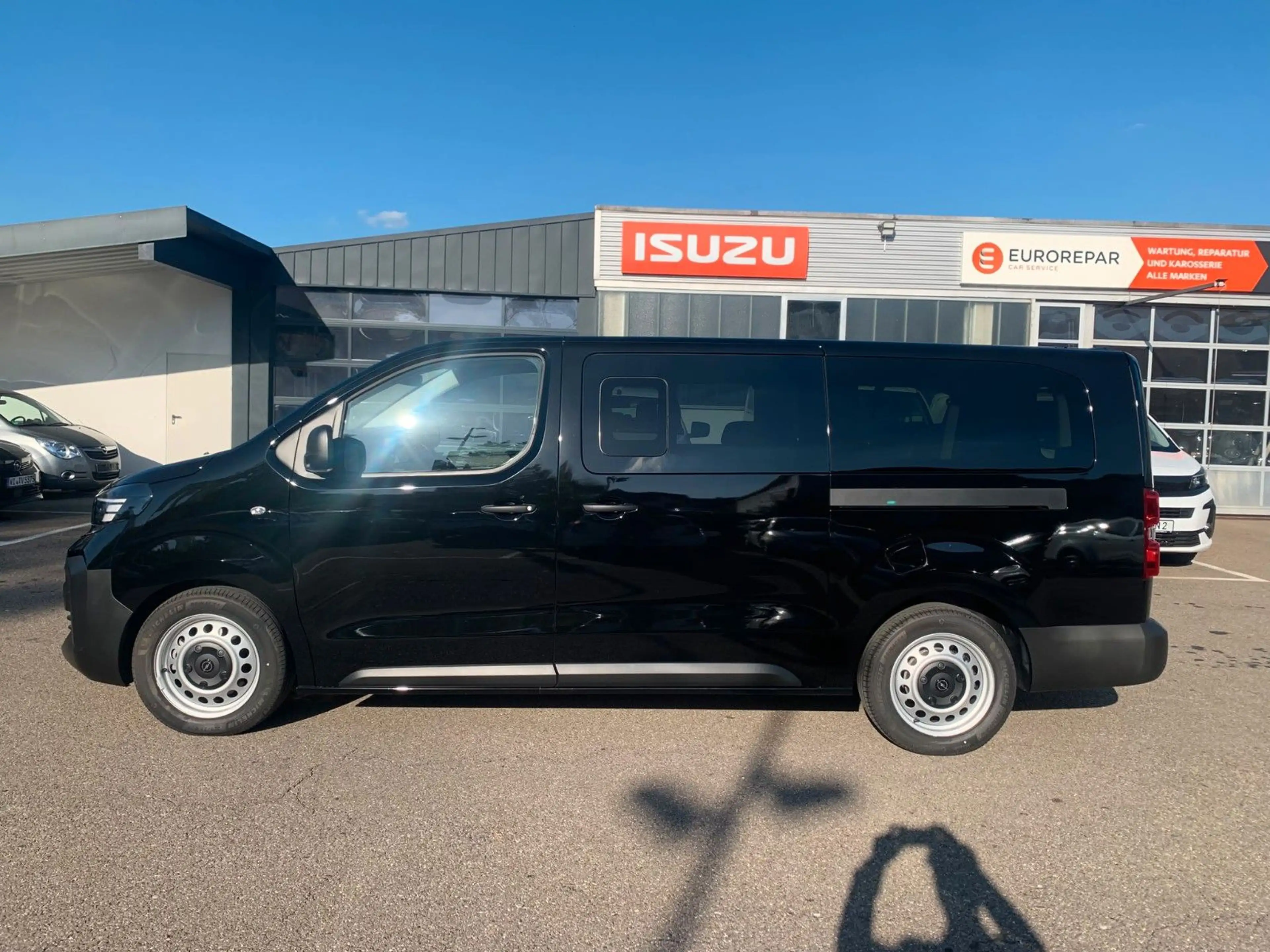 Opel Vivaro Kombi XL 8 Sitze Vollausst. 2.9 t Anhänge