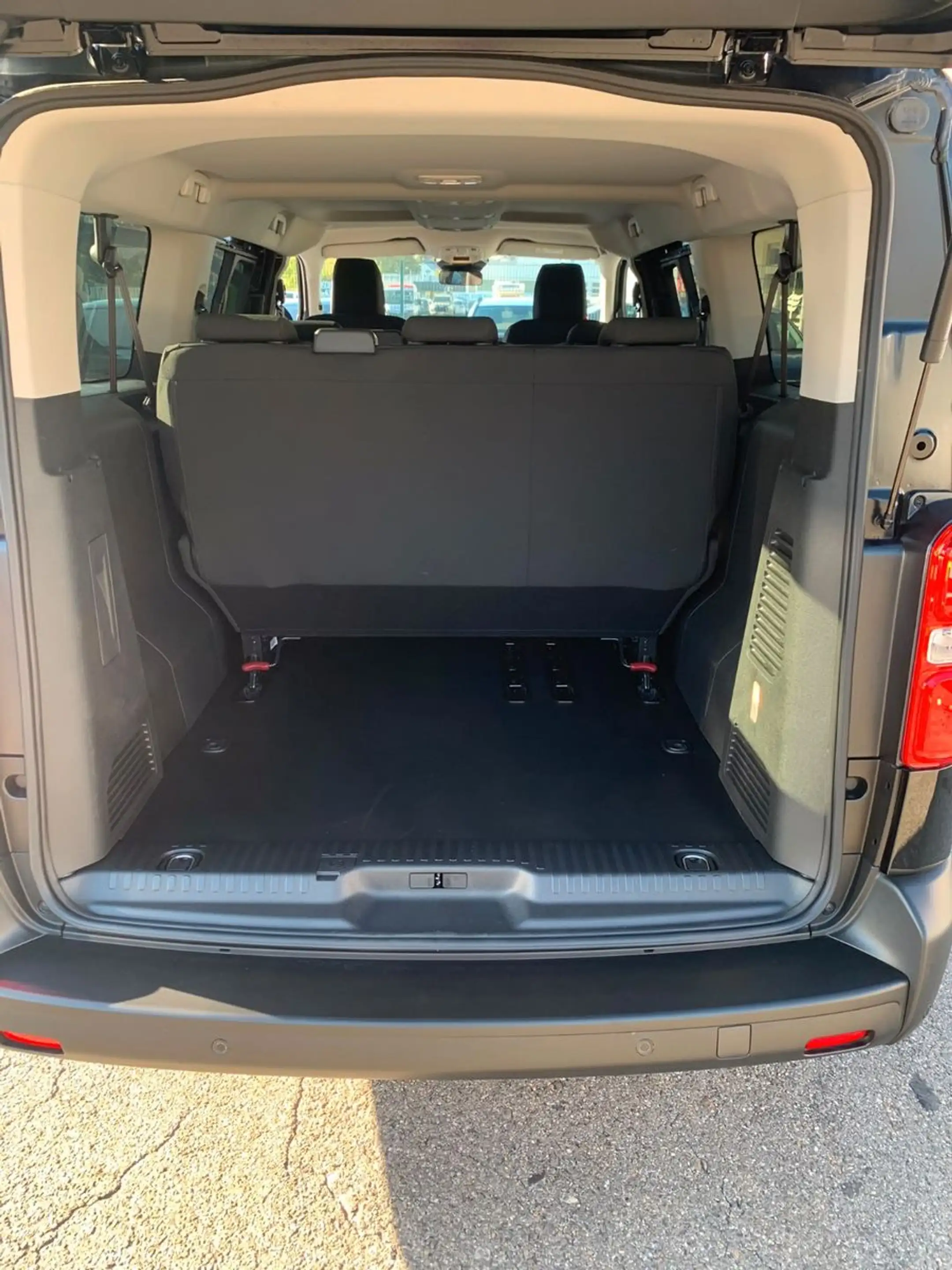 Opel Vivaro Kombi XL 8 Sitze Vollausst. 2.9 t Anhänge — photo 17