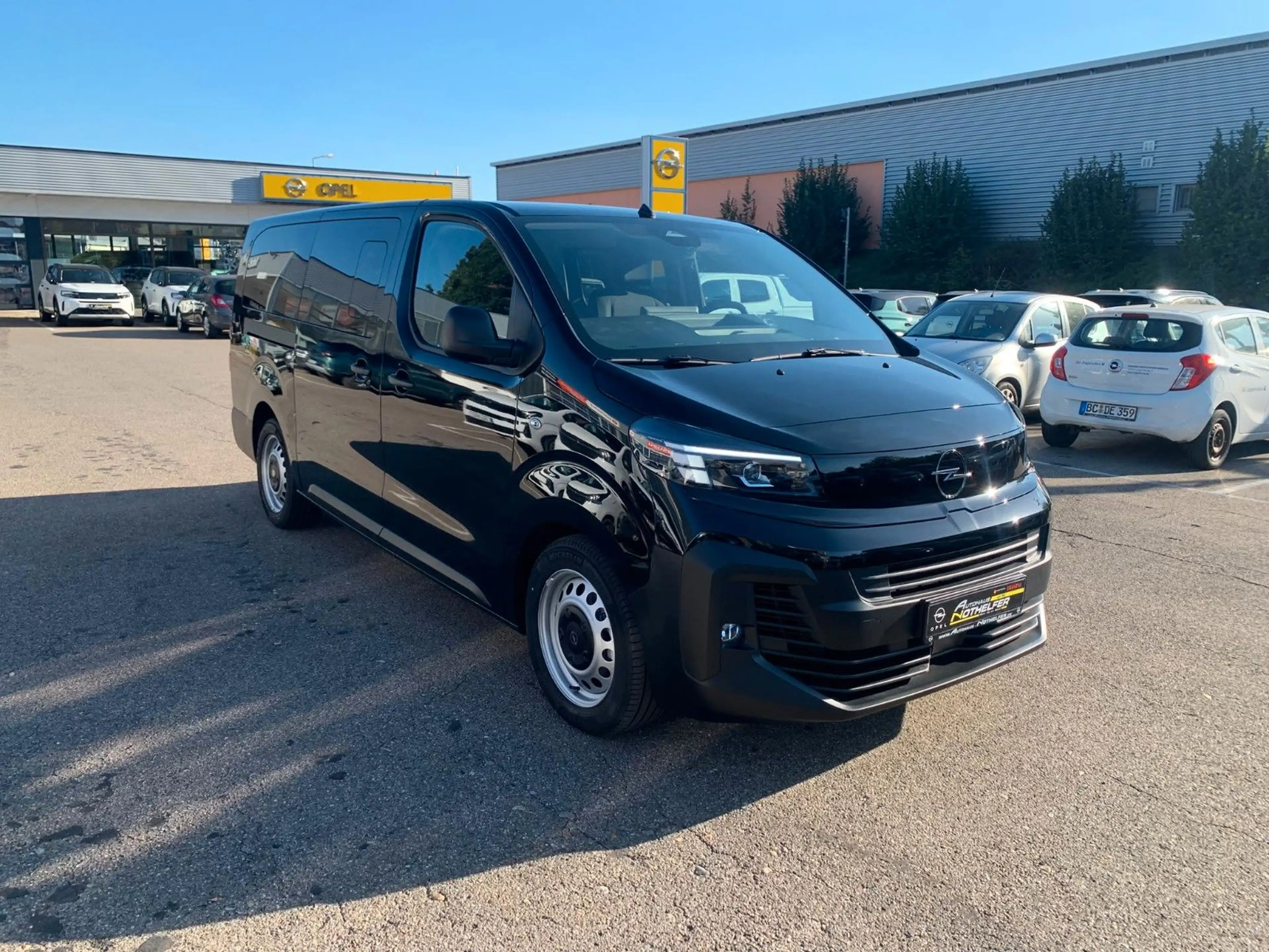 Opel Vivaro Kombi XL 8 Sitze Vollausst. 2.9 t Anhänge — photo 4