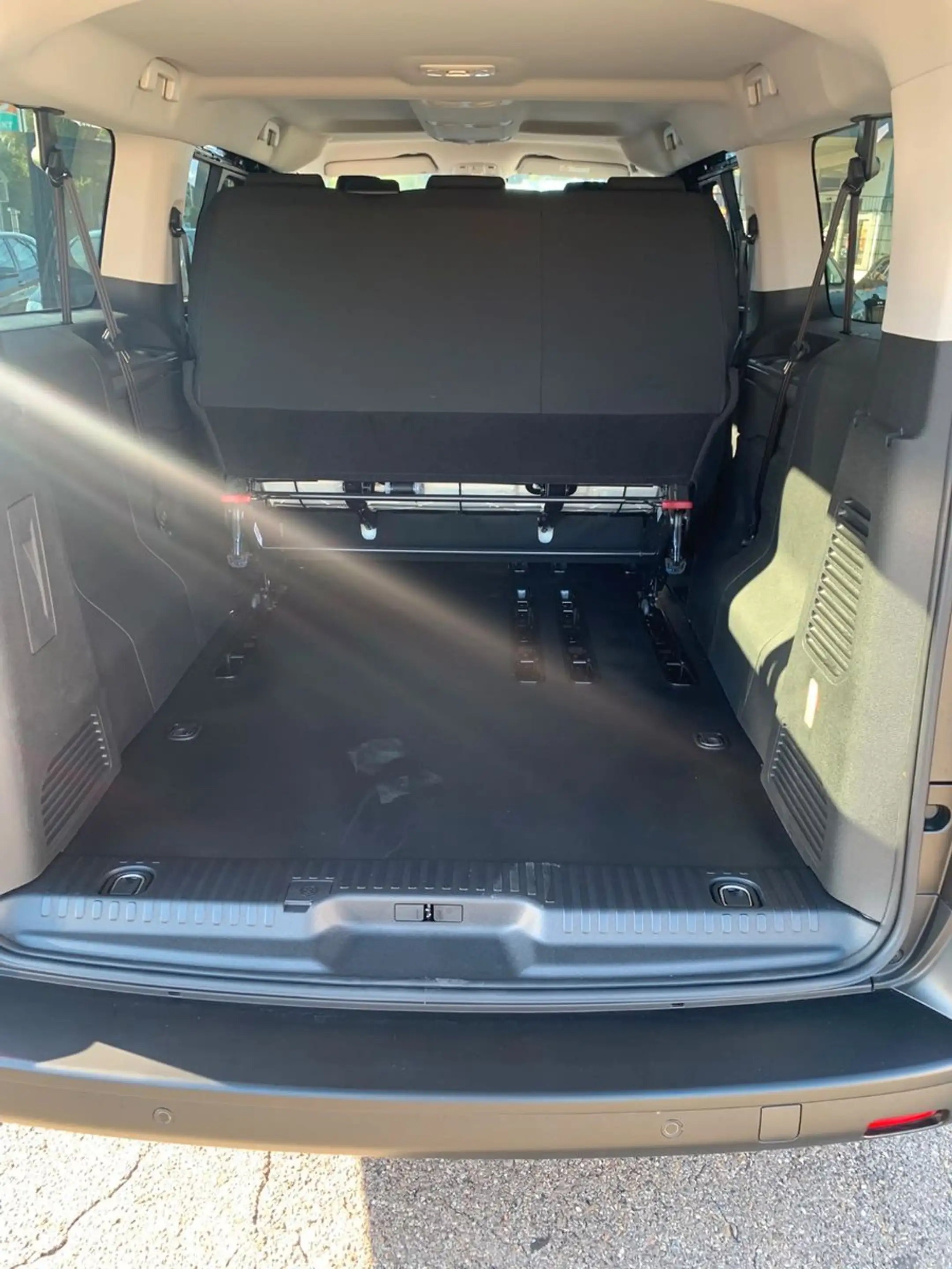 Opel Vivaro Kombi XL 8 Sitze Vollausst. 2.9 t Anhänge — photo 18