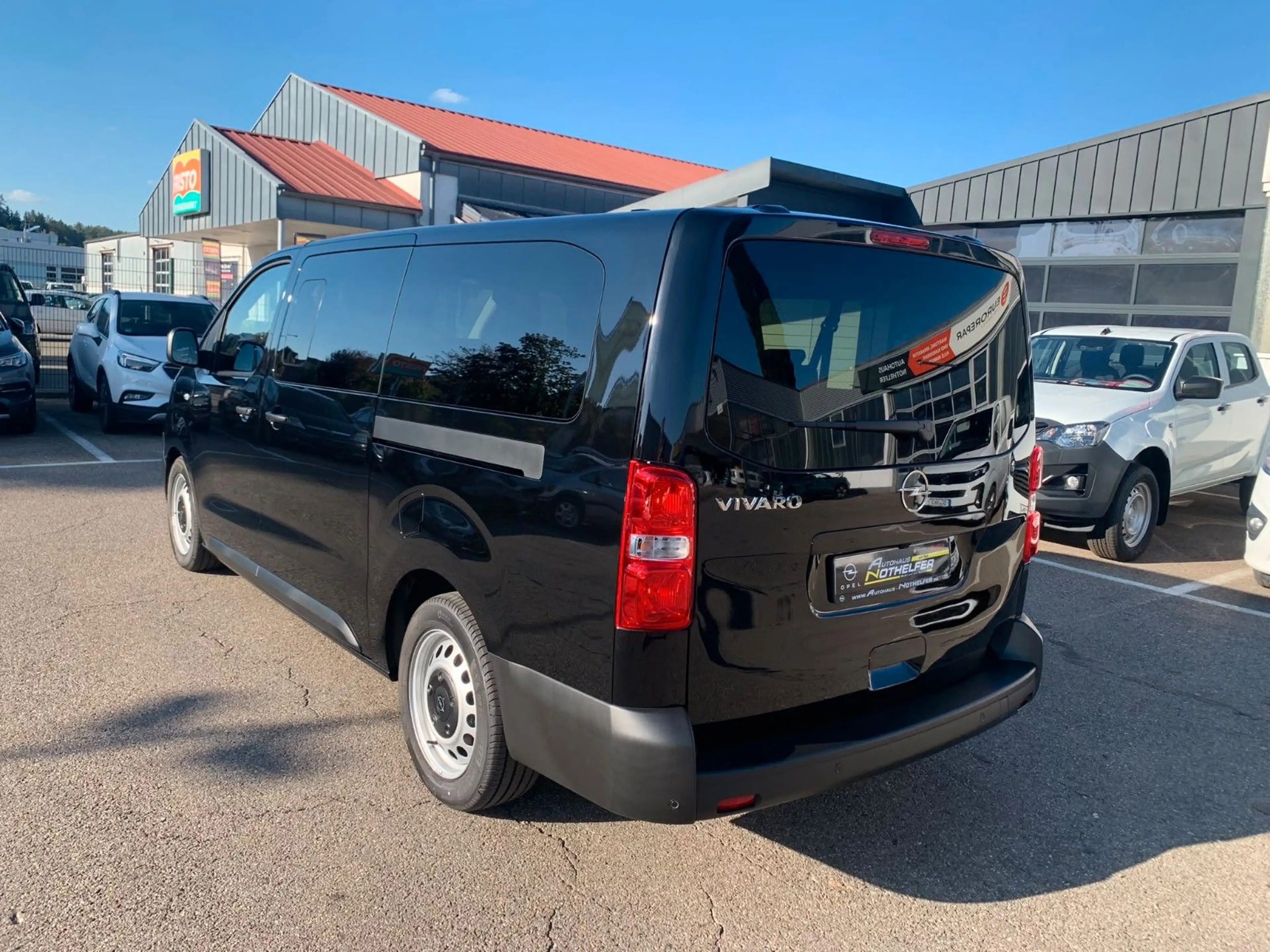 Opel Vivaro Kombi XL 8 Sitze Vollausst. 2.9 t Anhänge — photo 9