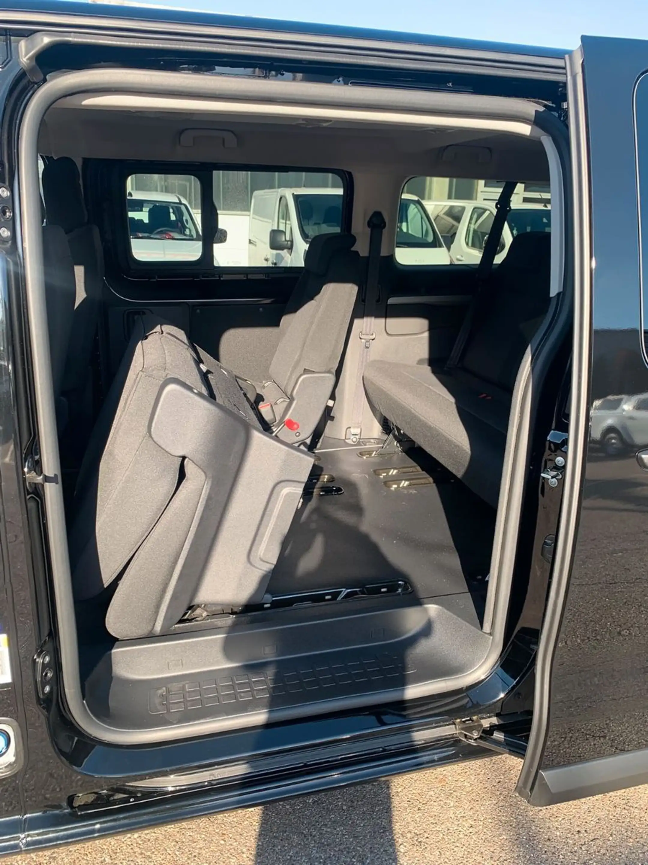 Opel Vivaro Kombi XL 8 Sitze Vollausst. 2.9 t Anhänge — photo 15
