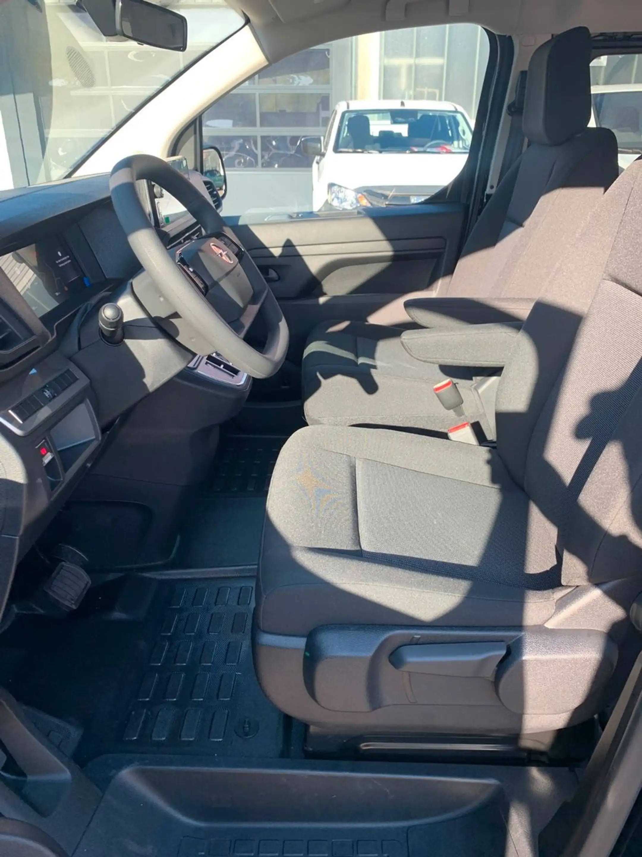 Opel Vivaro Kombi XL 8 Sitze Vollausst. 2.9 t Anhänge — photo 12
