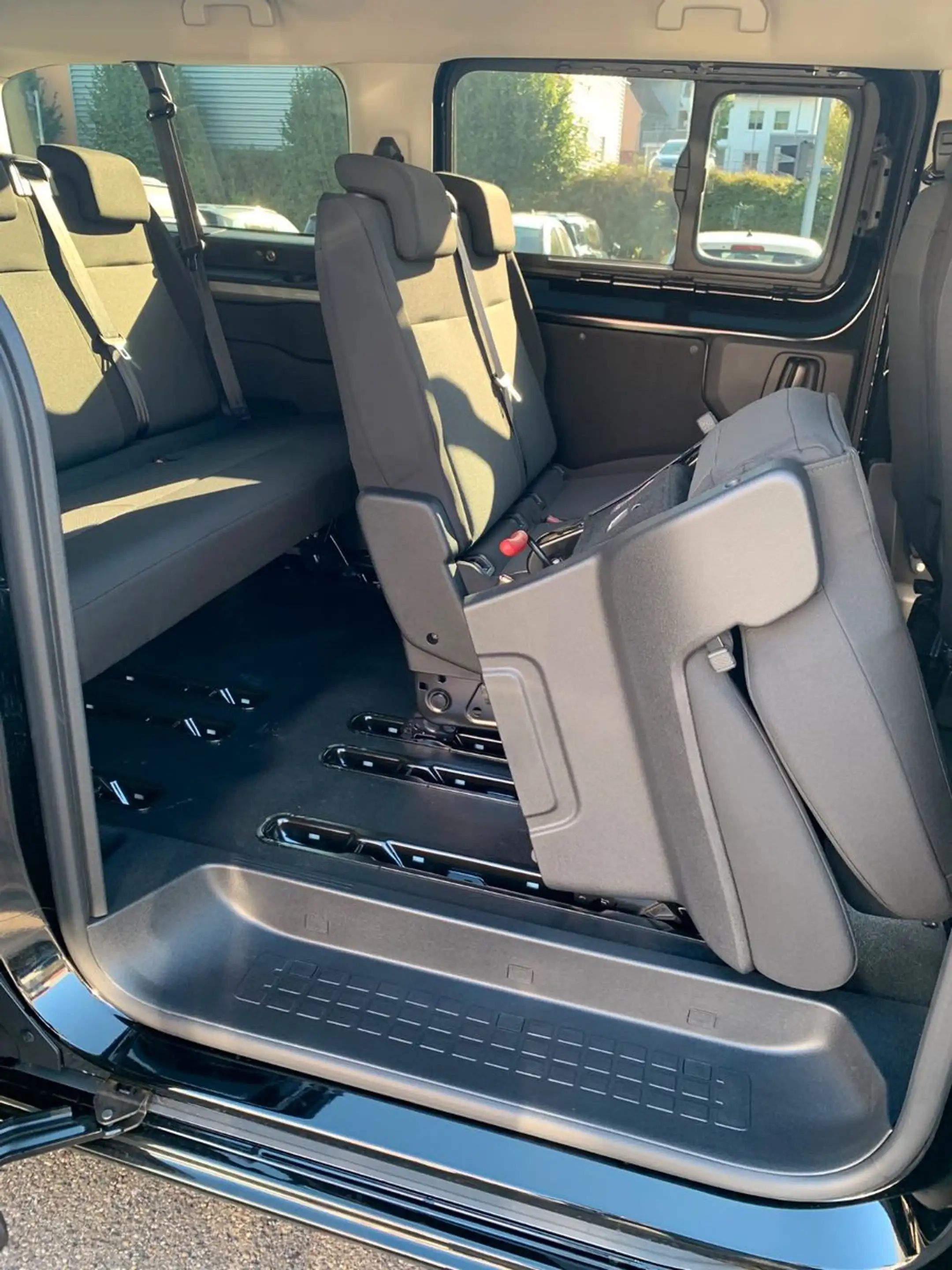 Opel Vivaro Kombi XL 8 Sitze Vollausst. 2.9 t Anhänge — photo 21