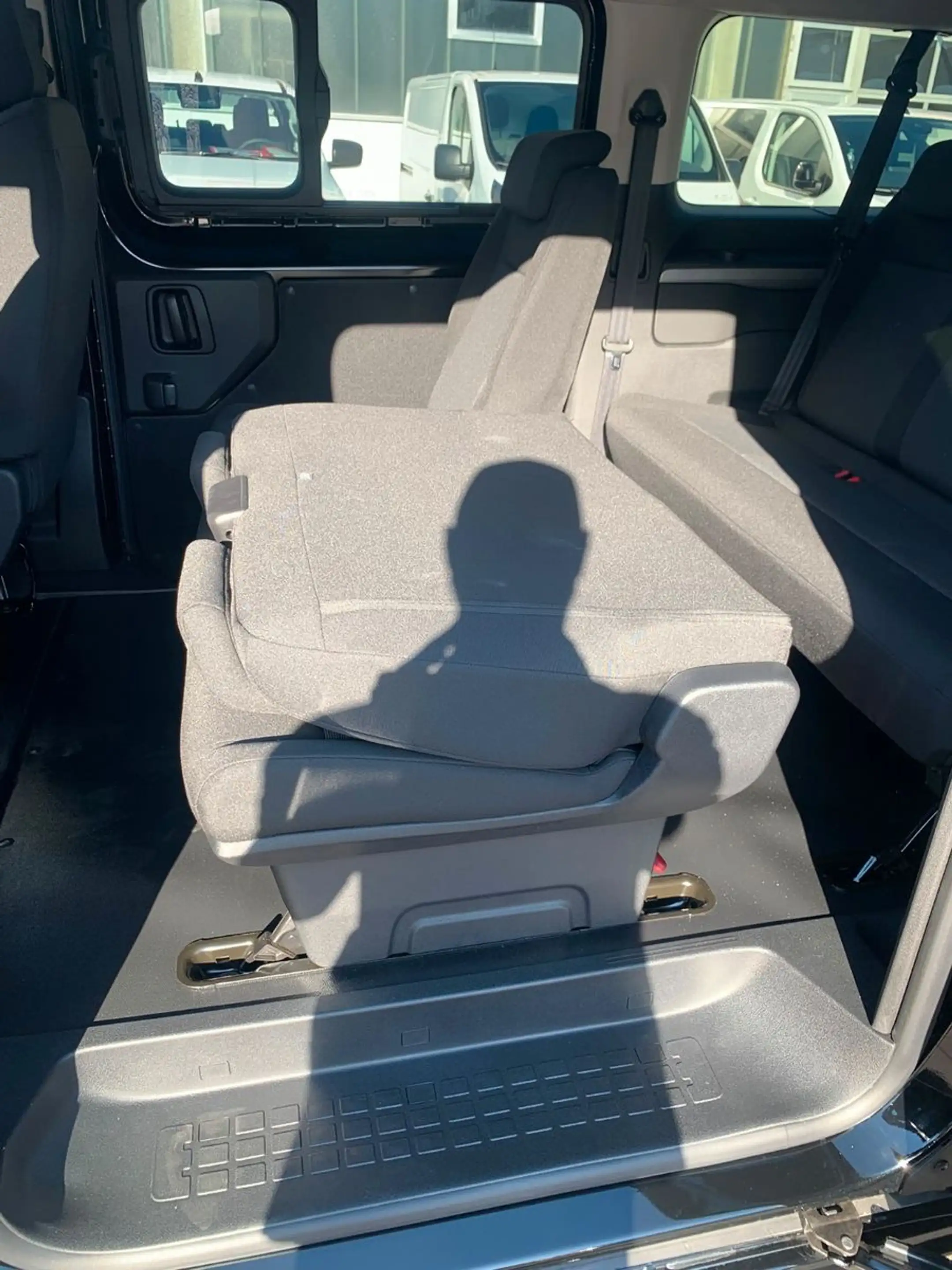 Opel Vivaro Kombi XL 8 Sitze Vollausst. 2.9 t Anhänge — photo 14