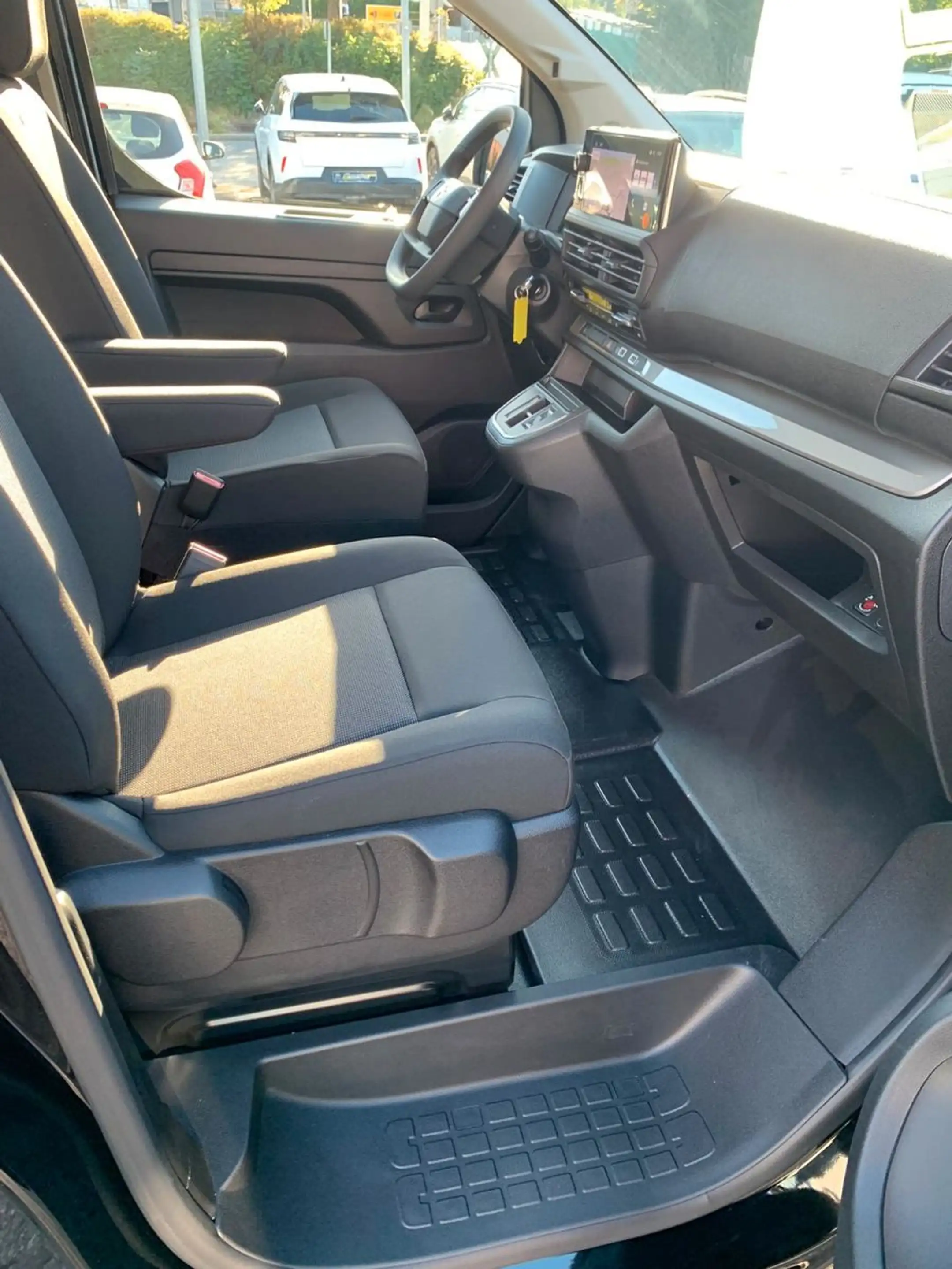 Opel Vivaro Kombi XL 8 Sitze Vollausst. 2.9 t Anhänge — photo 22