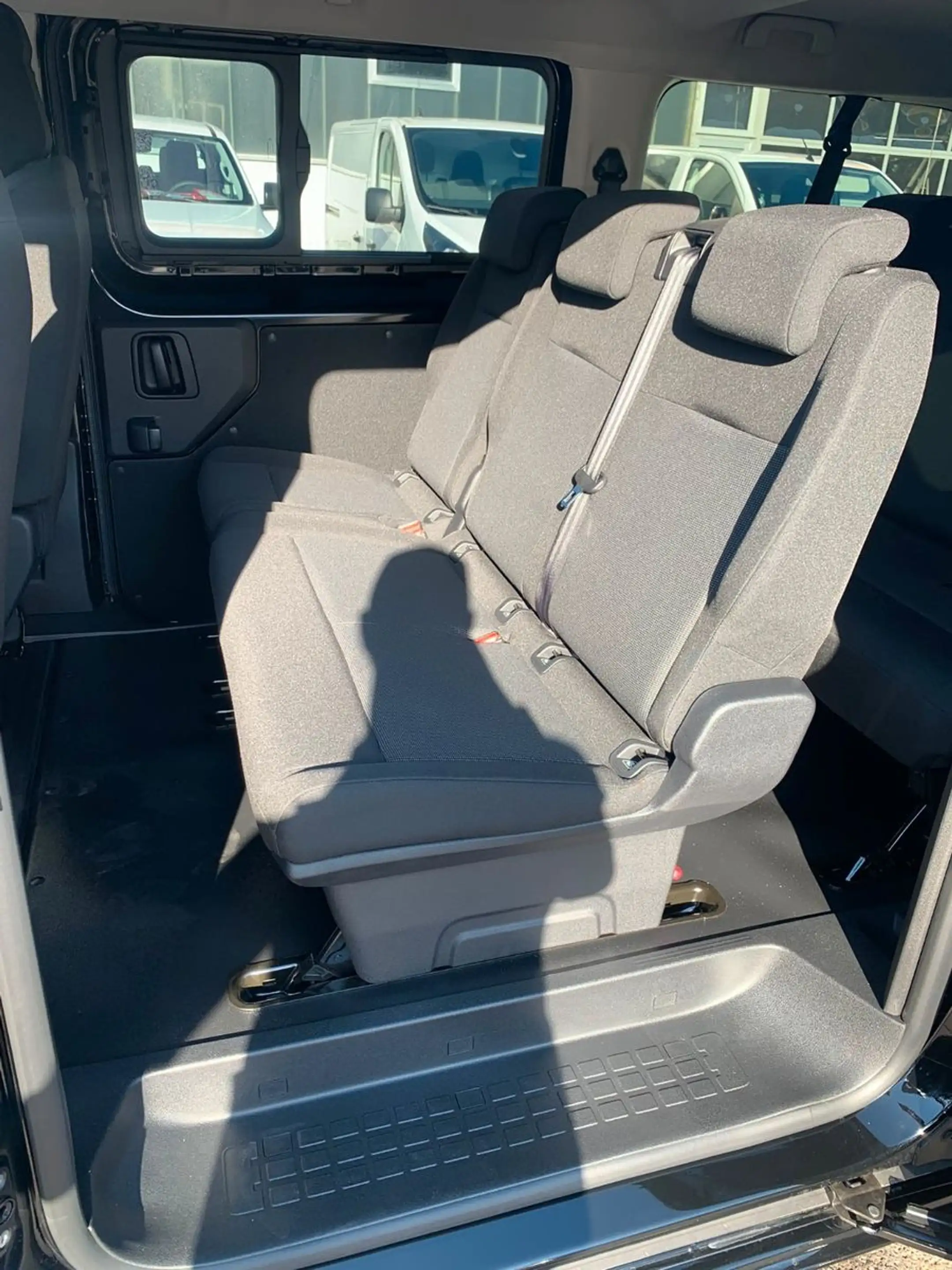 Opel Vivaro Kombi XL 8 Sitze Vollausst. 2.9 t Anhänge — photo 13