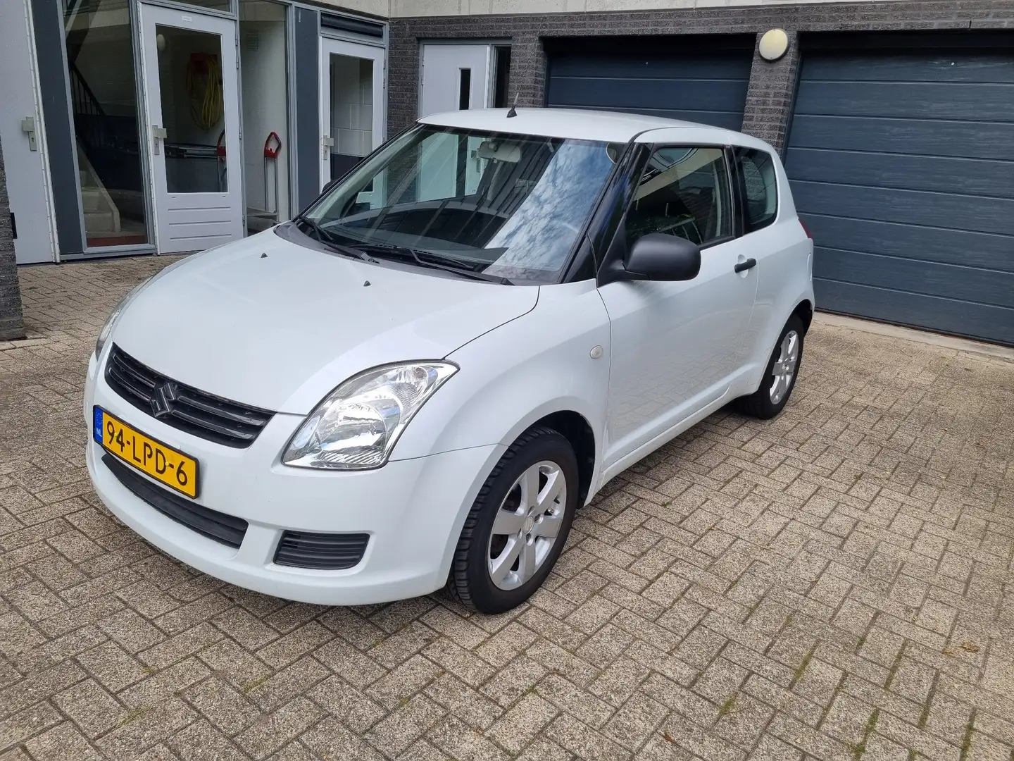 Suzuki Swift 1.3 Base Wit - 2