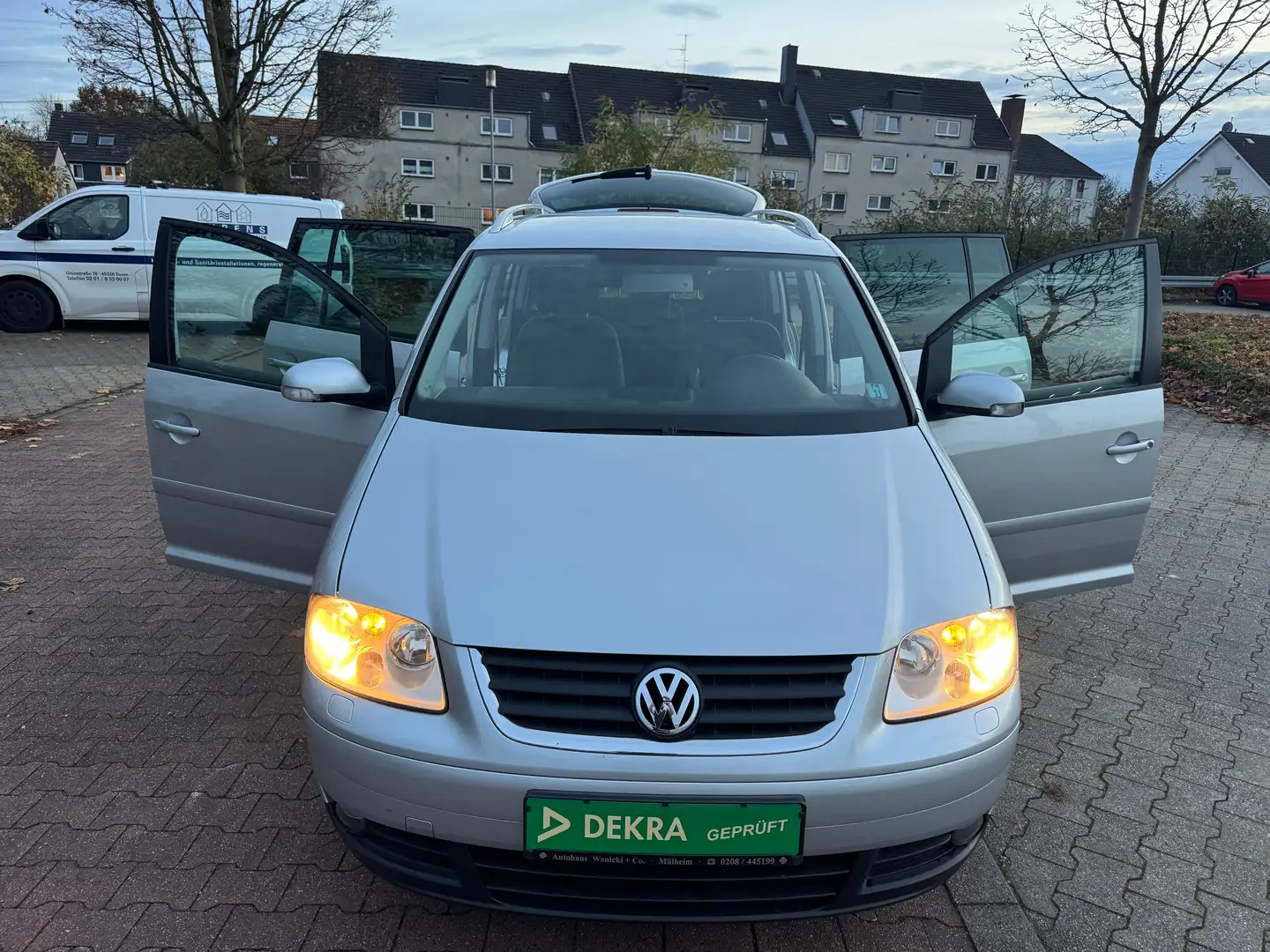 Volkswagen Touran Highline 1,9 TDI.  7 SITZER . DSG AUTOMATIK.1.Hand Silber - 1