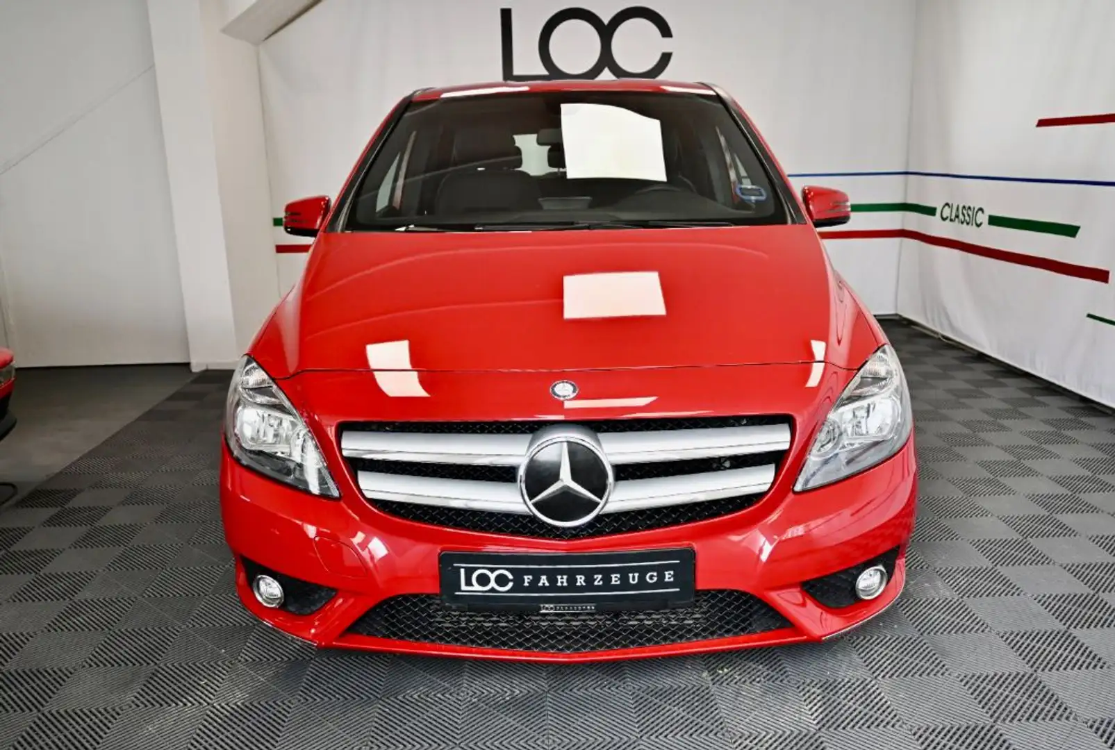 Mercedes-Benz B 200 (BlueEFFICIENCY) 7G-DCT Red - 2