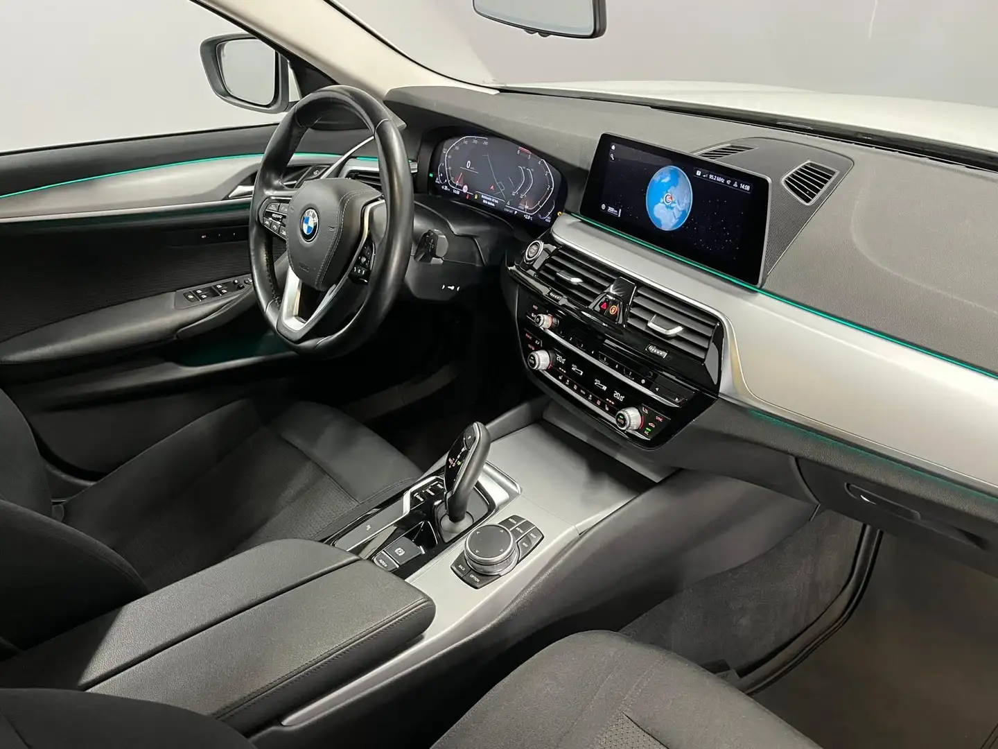 BMW 520 d Touring Aut. ***LED | AHK-schwenkbar *** Weiß - 2