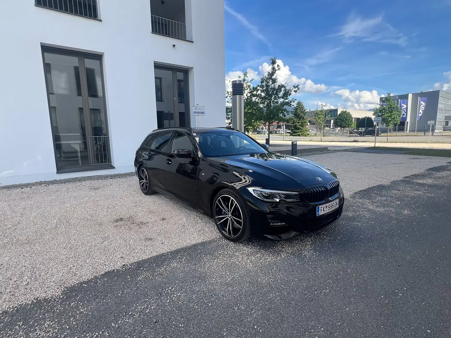 BMW 320 320d xDrive Touring Aut. Schwarz - 1