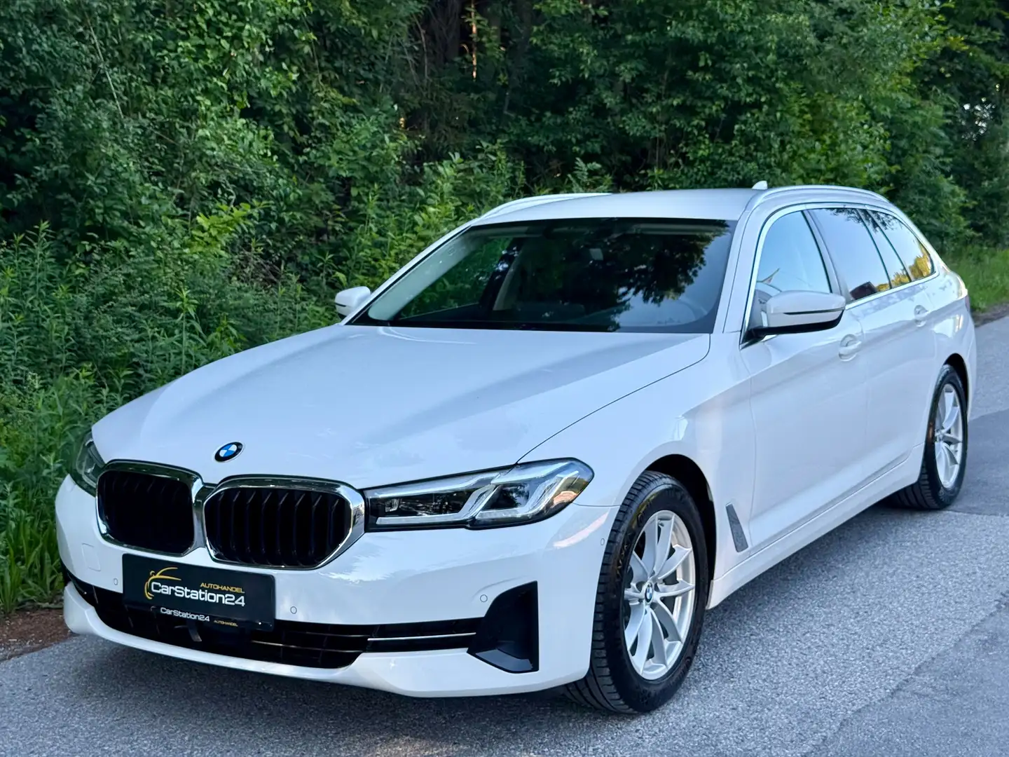 BMW 520 520dxDrive*1BES*ACC*MEMORY*LEDER*AHK*HUP*AMBIENTE* Weiß - 1