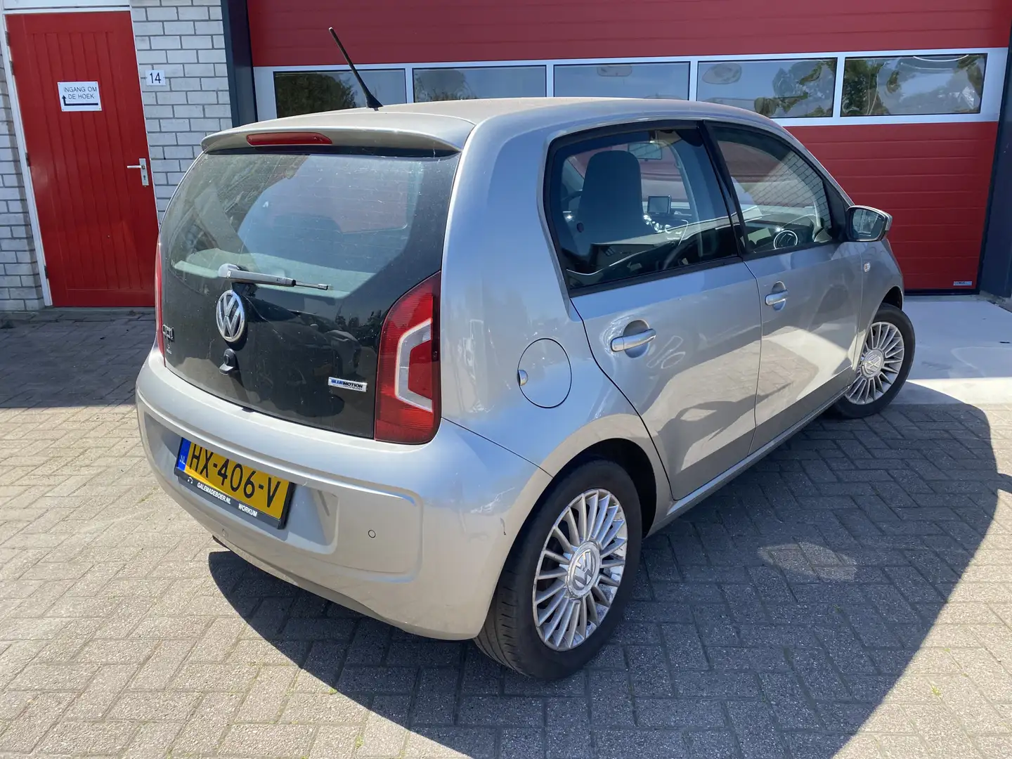 Volkswagen up! 1.0 high up! BlueMotion CRUISE / PDC / AIRCO / NAV Grijs - 2