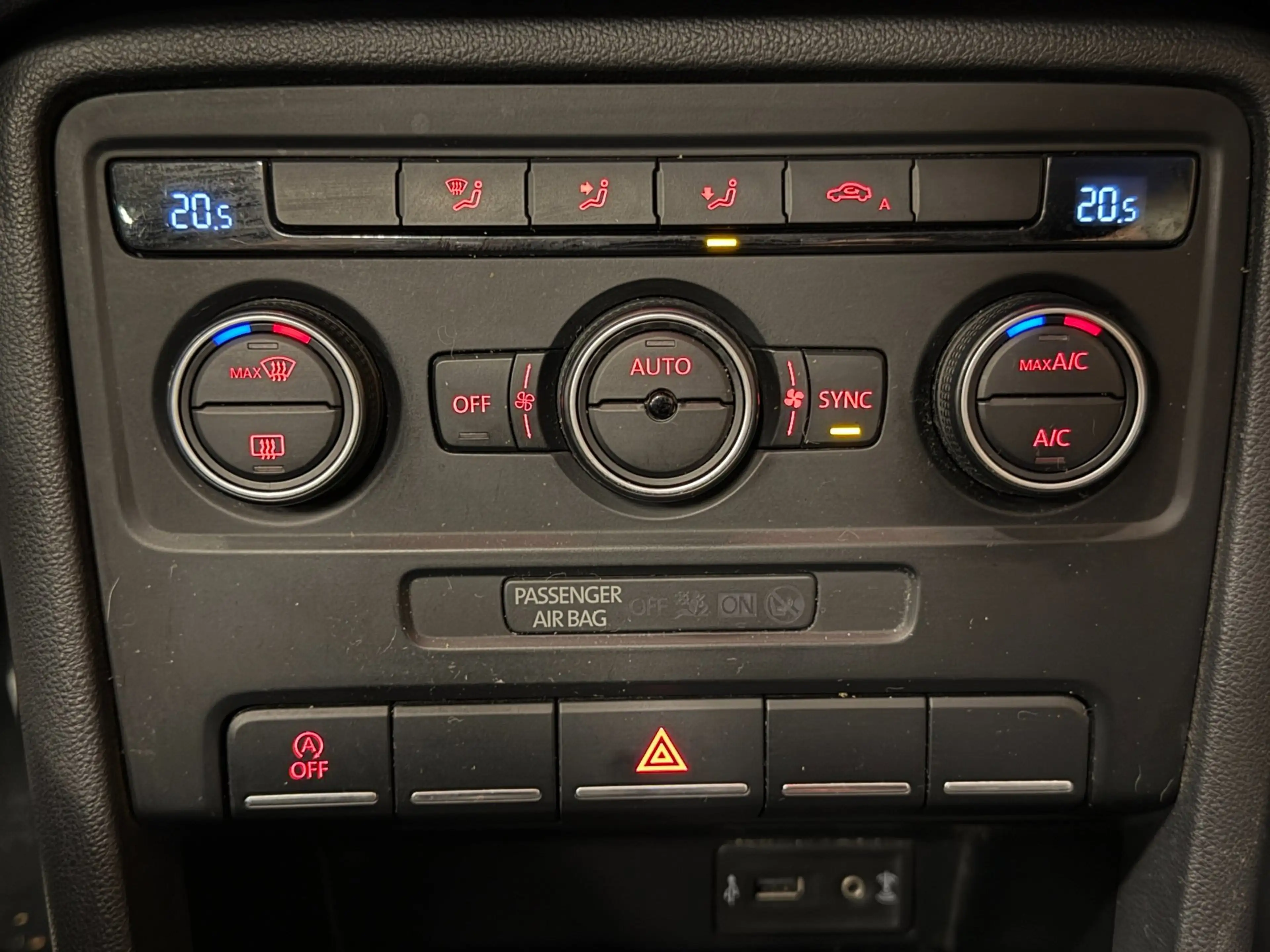 Volkswagen Beetle Cabriolet 2.0 TDI Design Climate&Cruise Control — photo 33