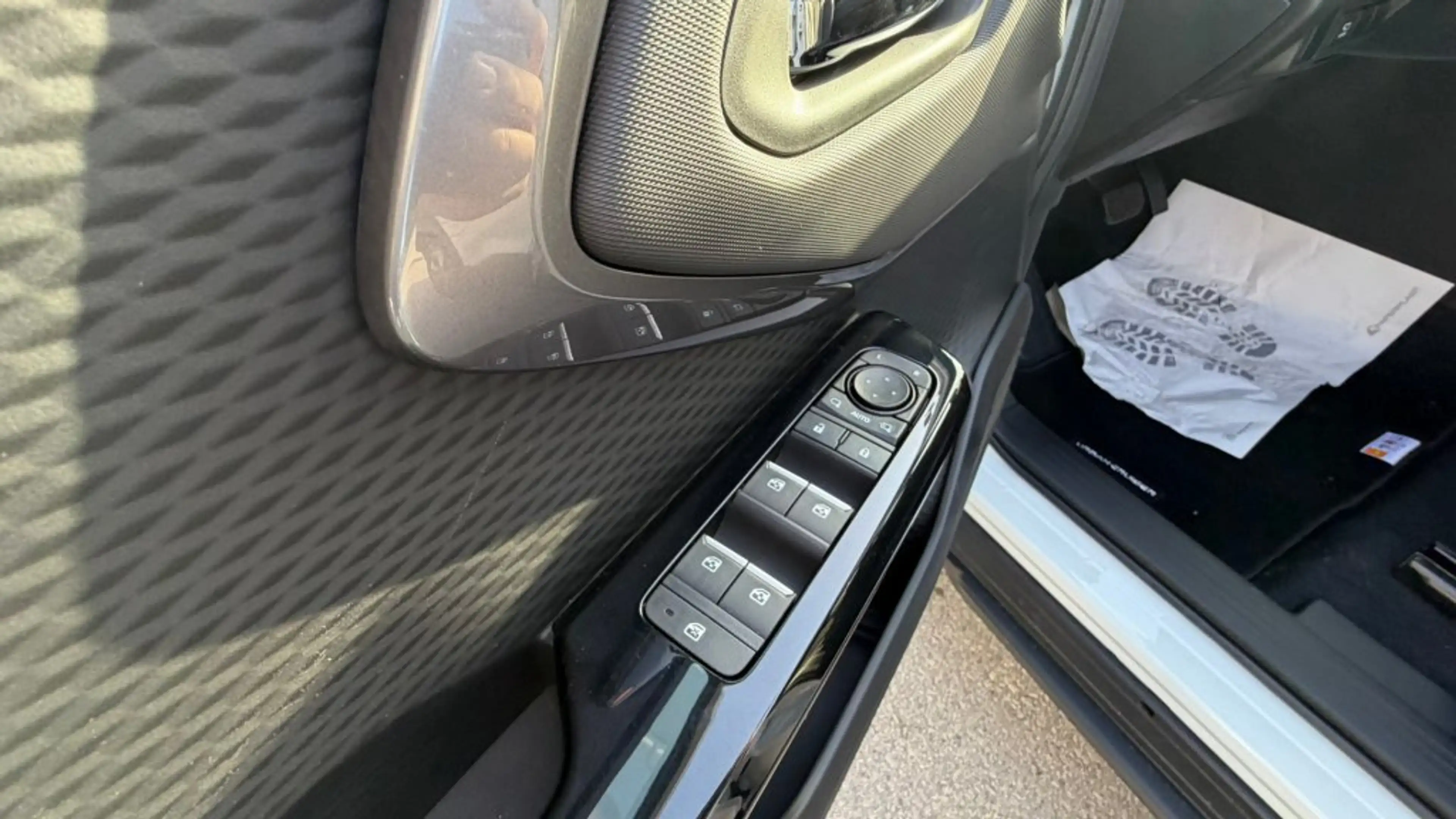 Toyota Urban Cruiser BEV 4x2 Lounge 128 kW — photo 13