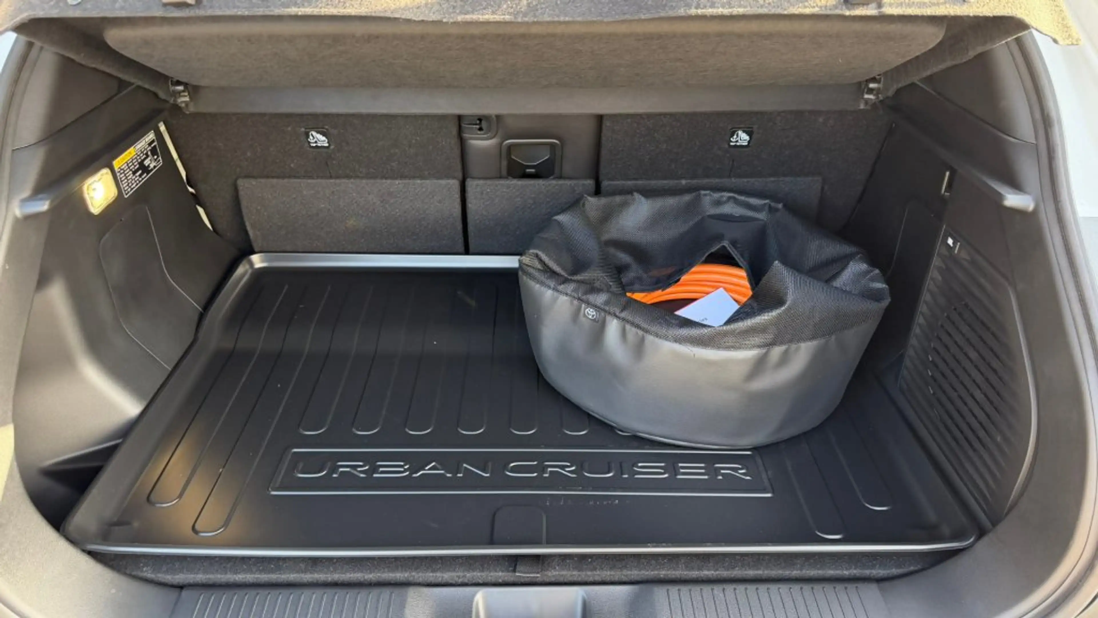 Toyota Urban Cruiser BEV 4x2 Lounge 128 kW — photo 10