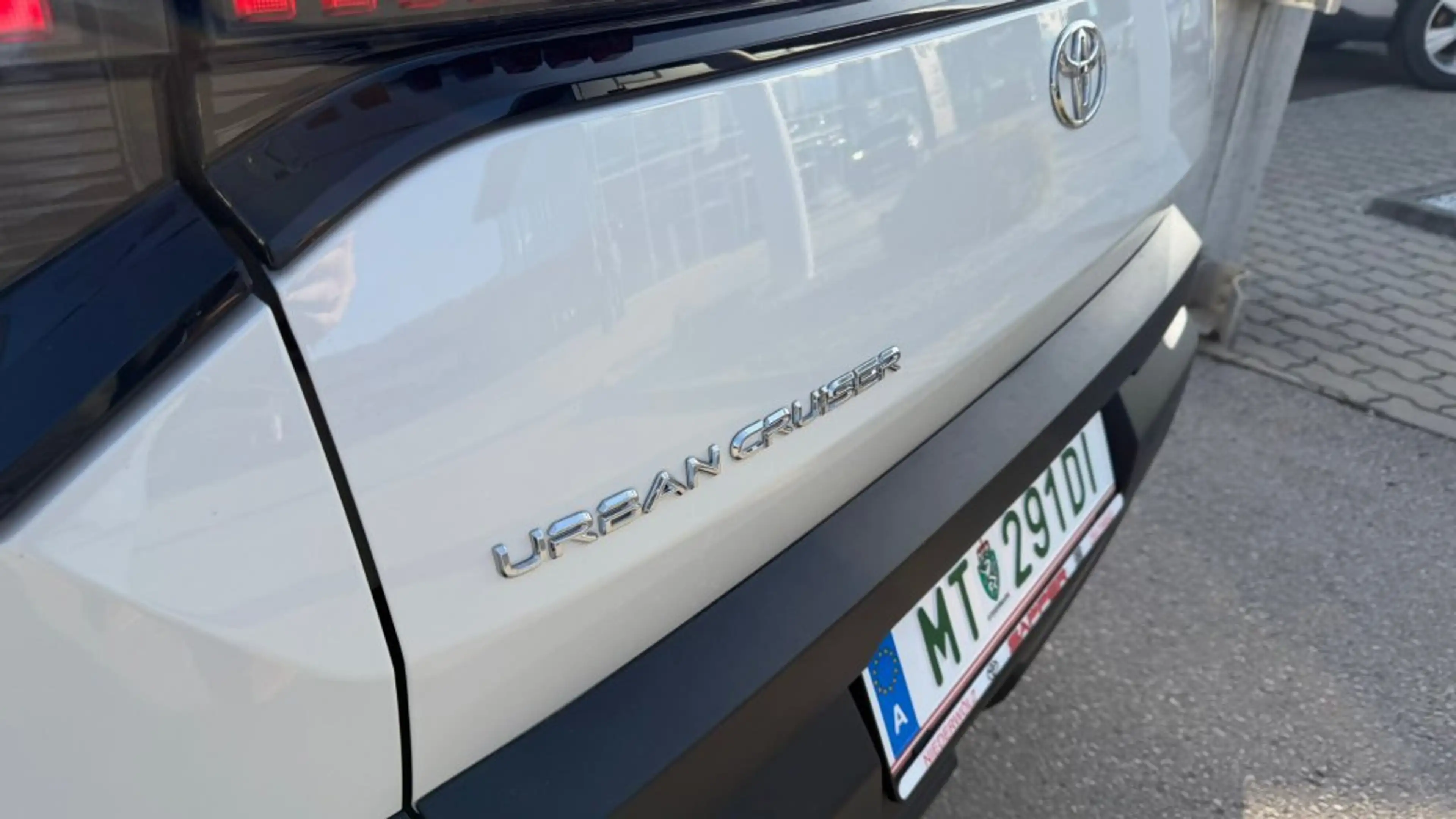 Toyota Urban Cruiser BEV 4x2 Lounge 128 kW — photo 8
