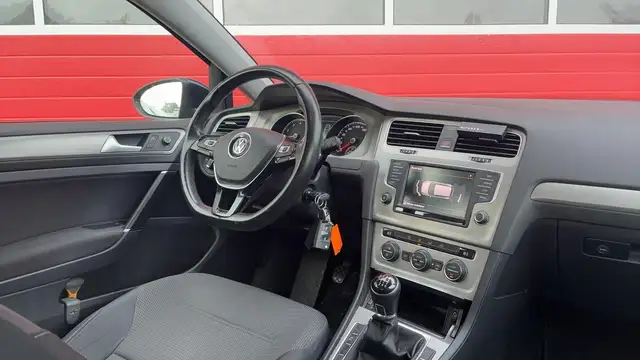 Volkswagen Golf view 3