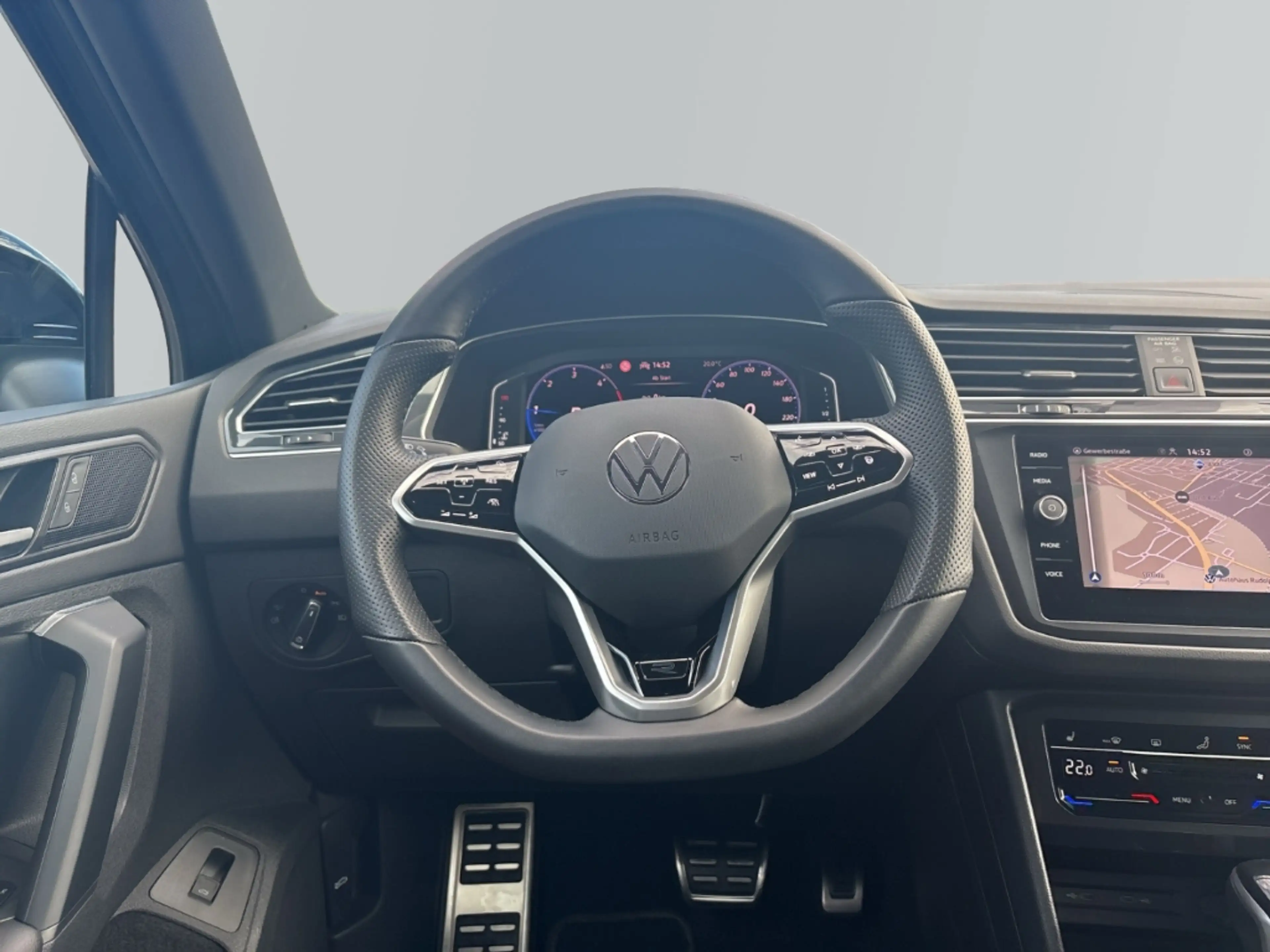 Volkswagen Tiguan R-Line Navi LED Winterpaket AHK SHZ ACC Fernlichta — photo 14