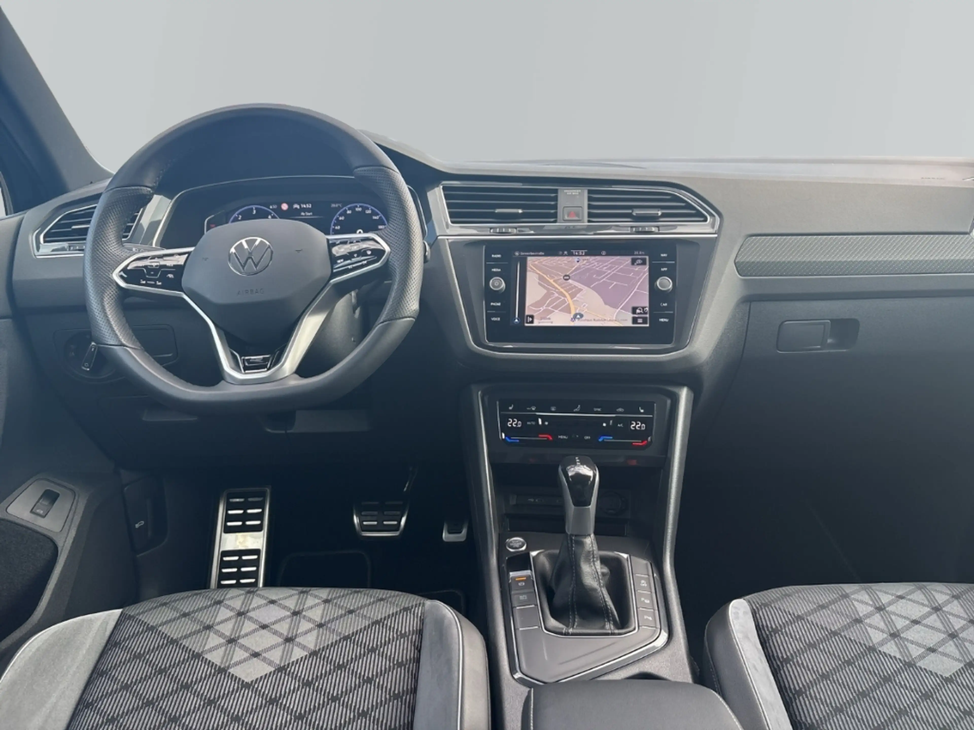 Volkswagen Tiguan R-Line Navi LED Winterpaket AHK SHZ ACC Fernlichta — photo 11