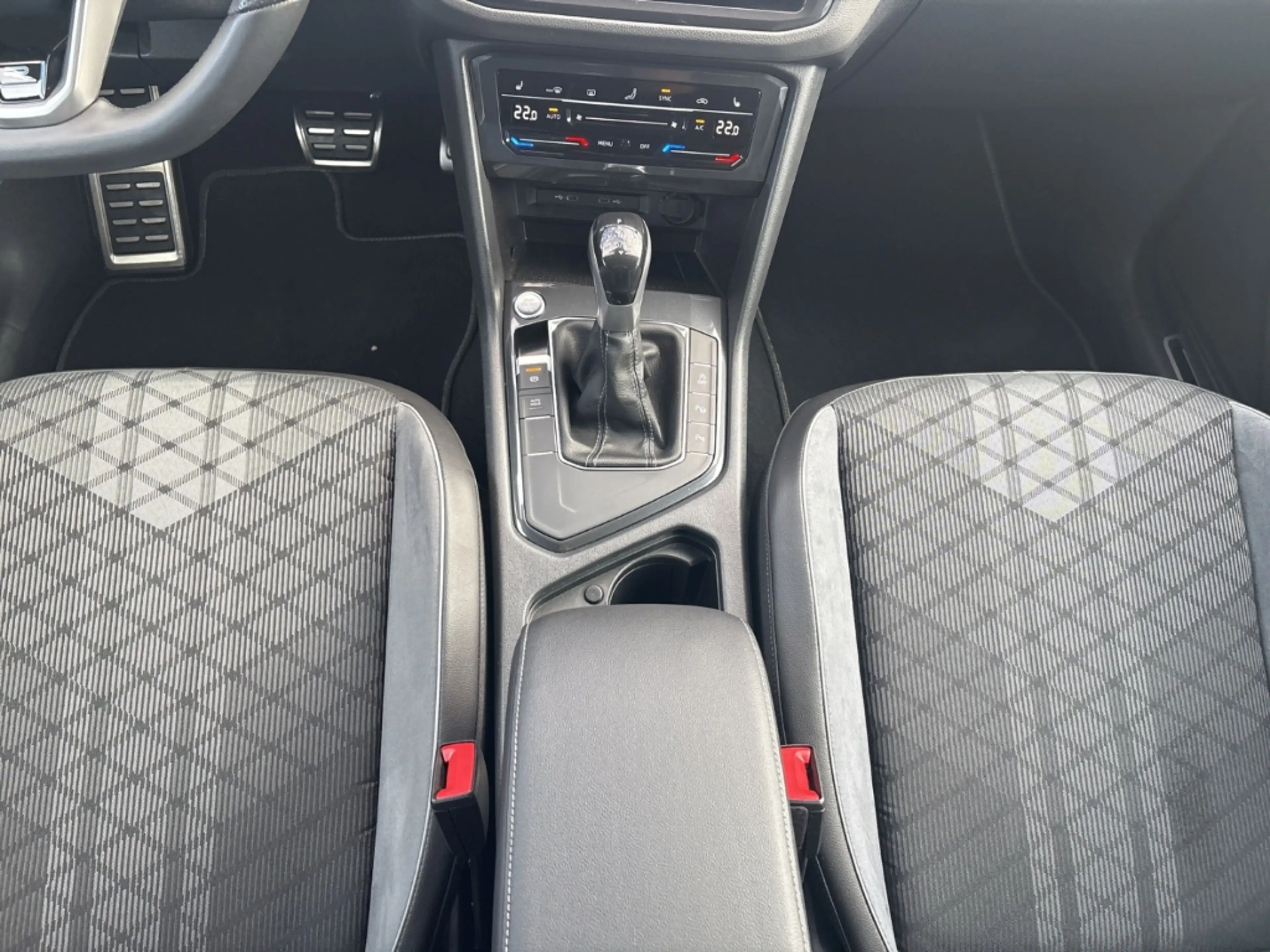 Volkswagen Tiguan R-Line Navi LED Winterpaket AHK SHZ ACC Fernlichta — photo 15