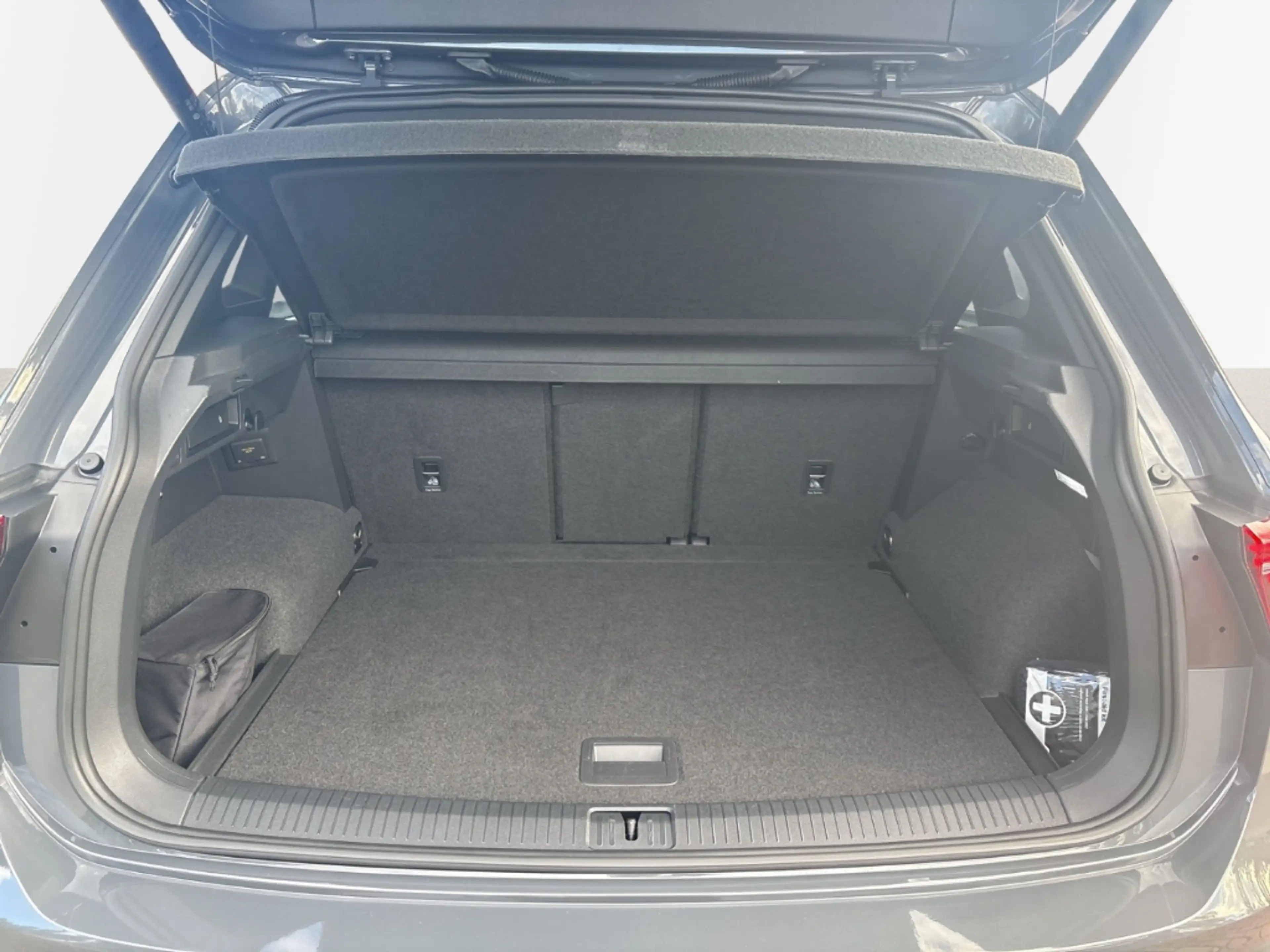 Volkswagen Tiguan R-Line Navi LED Winterpaket AHK SHZ ACC Fernlichta — photo 10