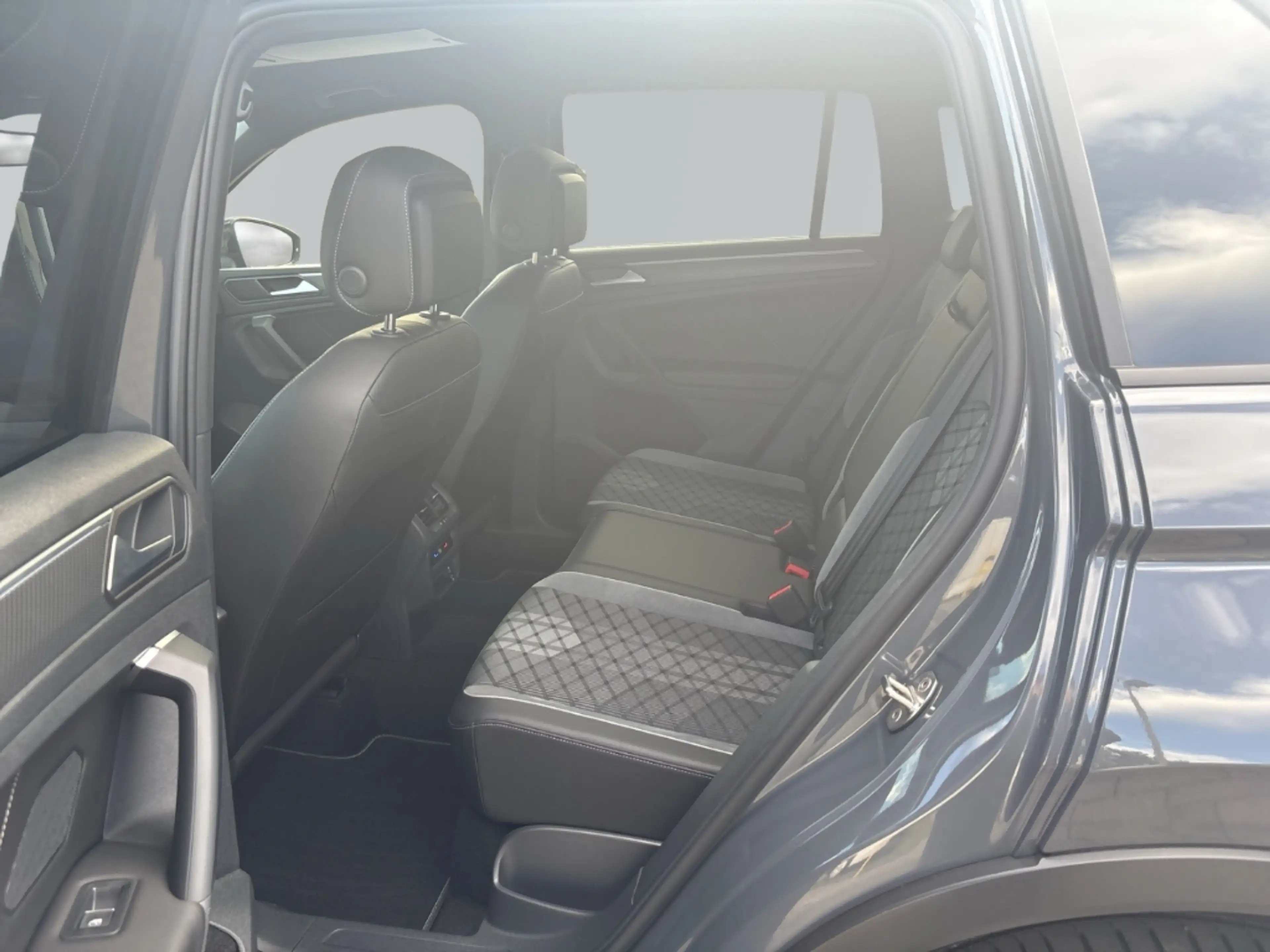 Volkswagen Tiguan R-Line Navi LED Winterpaket AHK SHZ ACC Fernlichta — photo 9