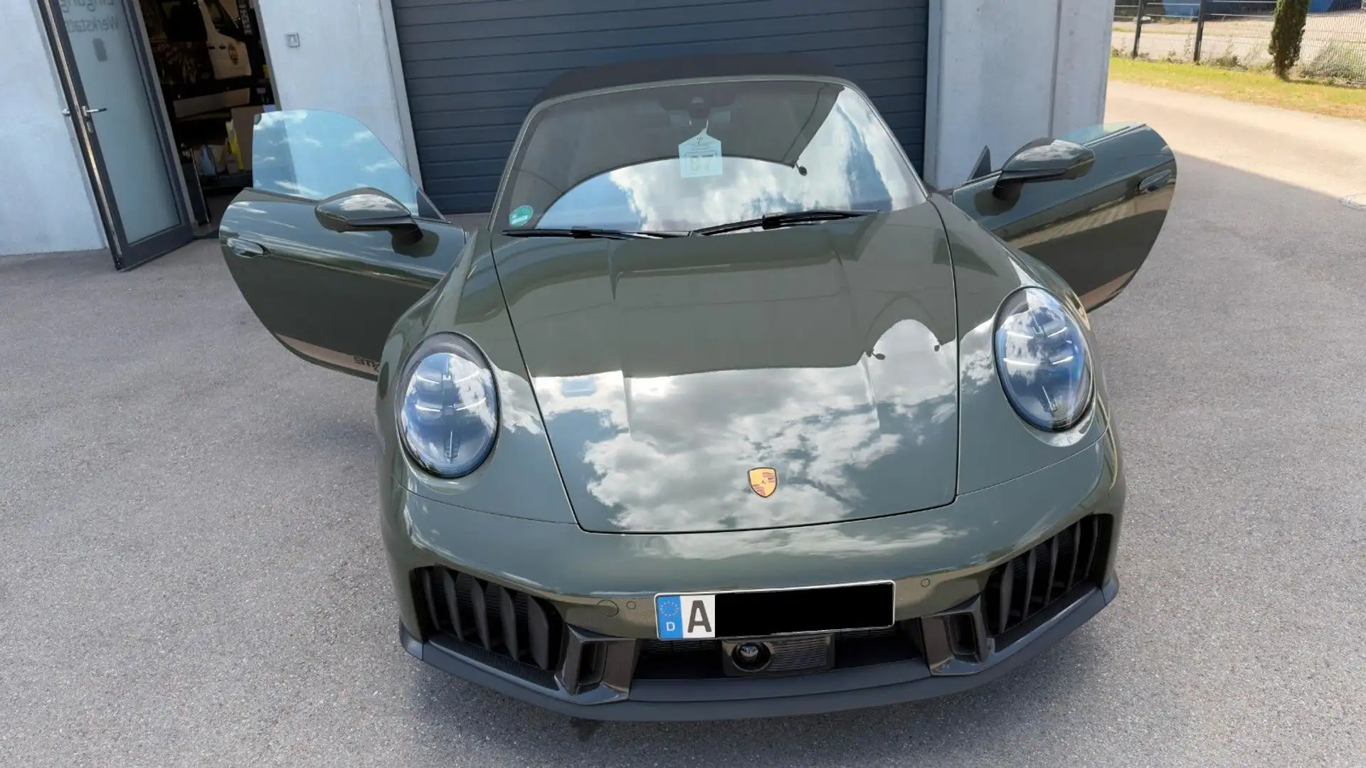 포르쉐 911 Carrera 4 GTS Cabriolet 2025 건메탈 사진 2