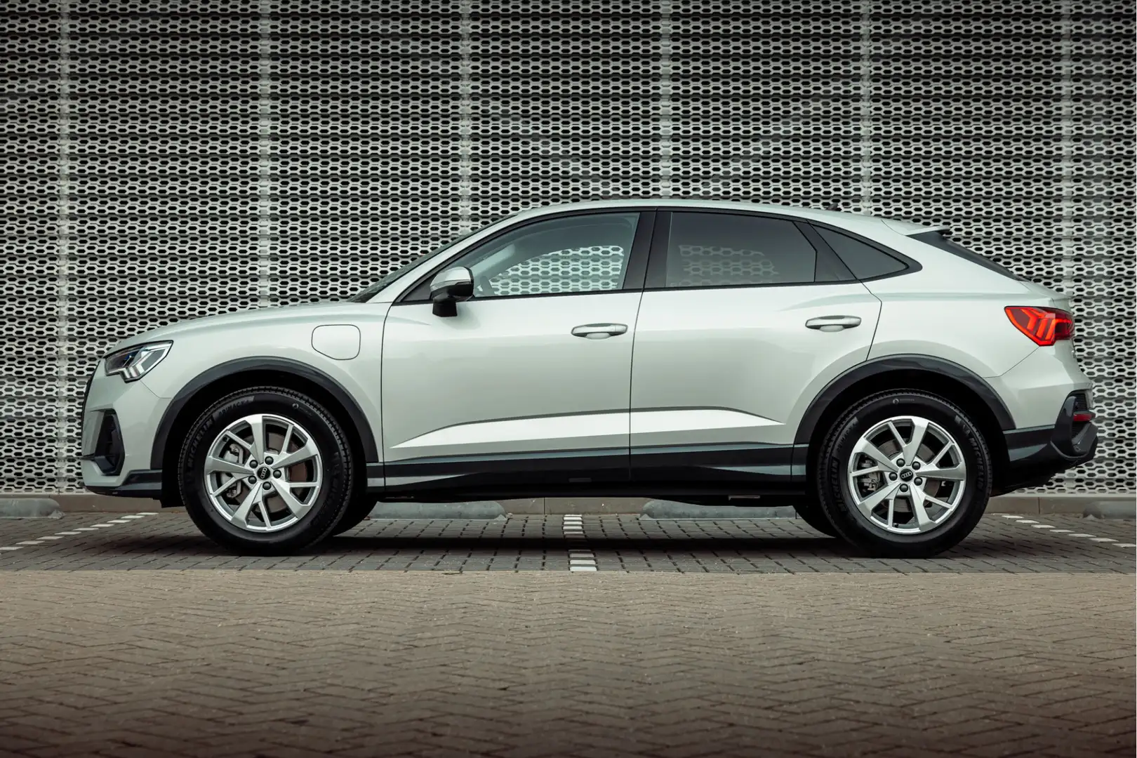 Audi Q3 Sportback 45 TFSI e 245pk s-tronic Advanced | Lede Zilver - 2