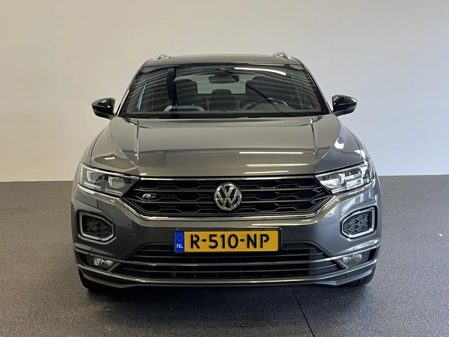Volkswagen T-Roc 1.5 TSI 150pk DSG R-line Panoramadak Trekhaak Navi Grijs - 2