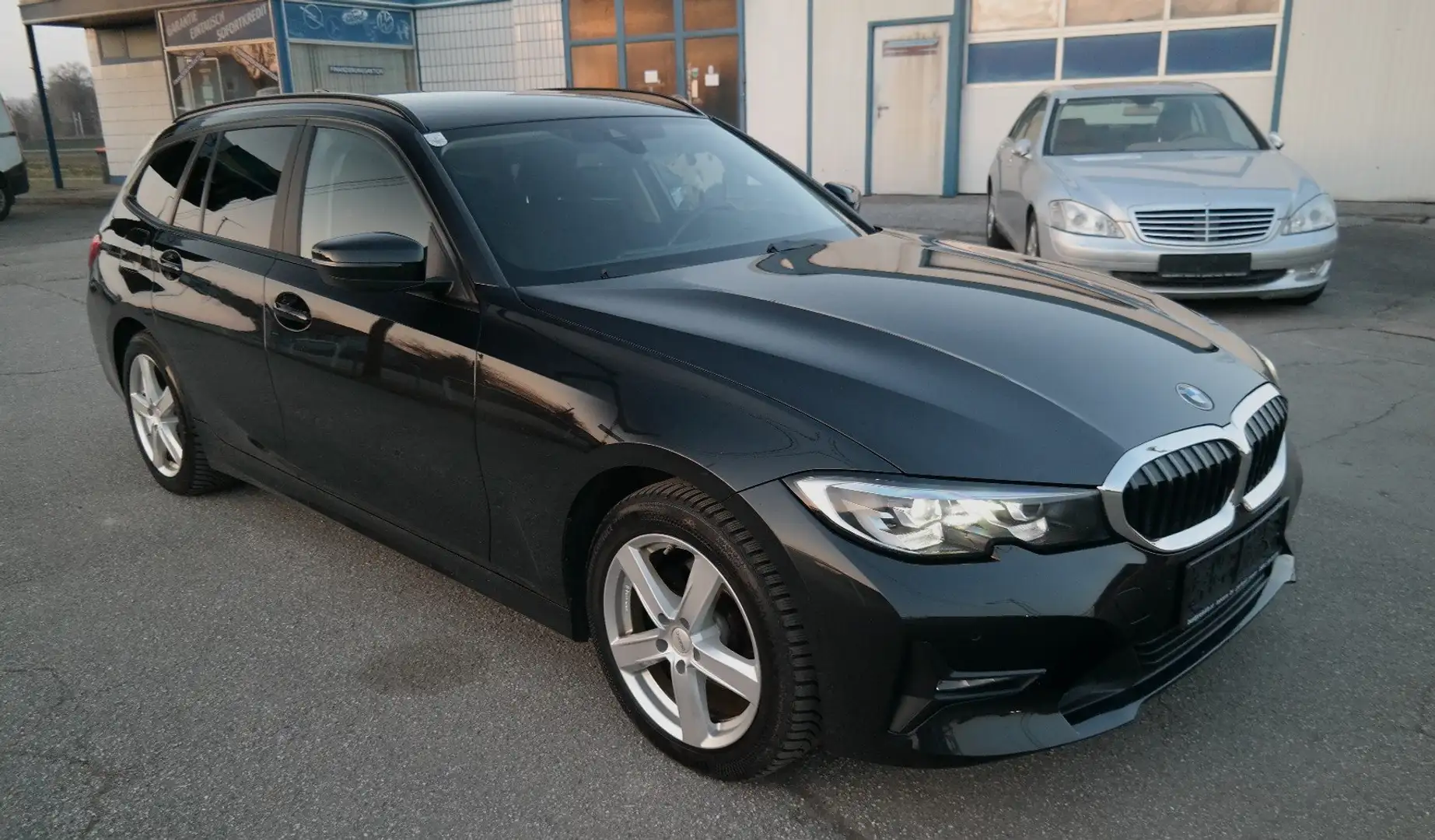 BMW 320 d xDrive Touring 48V Mild-Hybrid Schwarz - 1