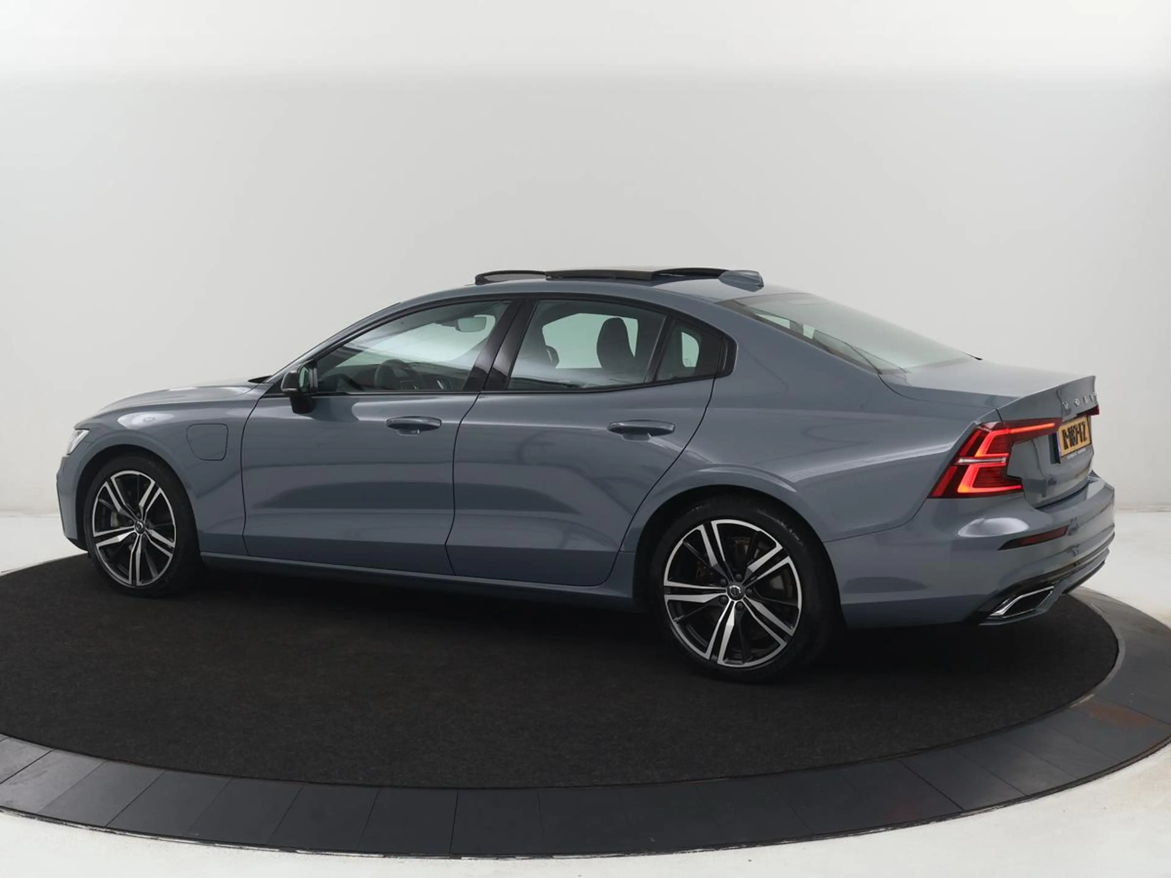 Volvo S60 2.0 Recharge T6 AWD Core | SOH 97,5% | Panoramadak — photo 2