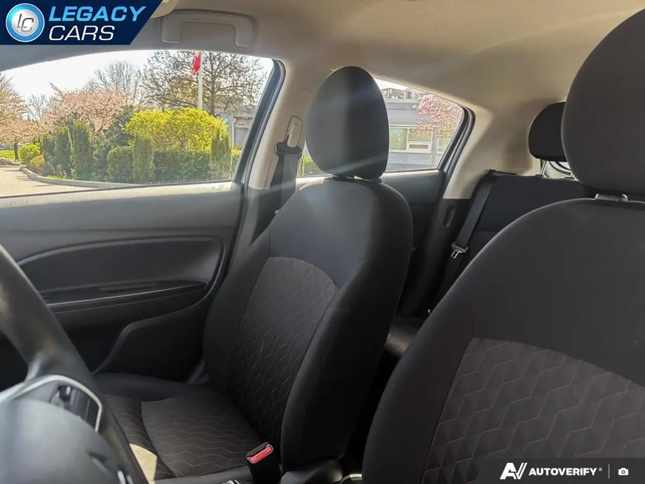 Mitsubishi Mirage снимка Mitsubishi Mirage