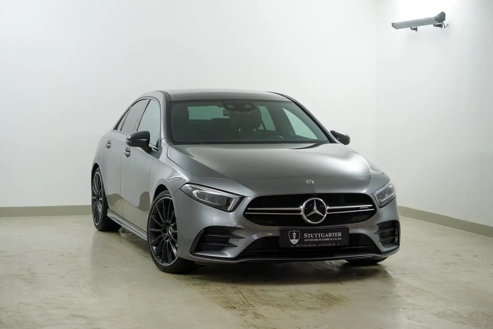Mercedes-Benz A 35 AMG 4Matic Limo Navi Distronic Head-up Pano Šedá - 1