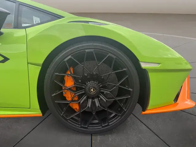 Lamborghini Huracan view 9