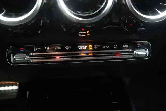 Mercedes-Benz 220 view 15