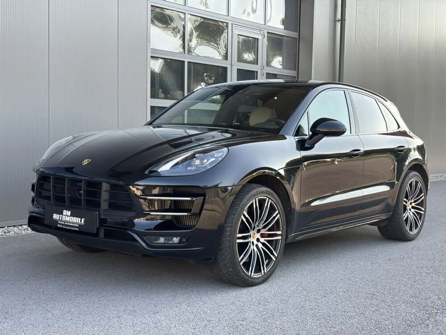 Porsche Macan Turbo mit Performance Paket Schwarz - 1