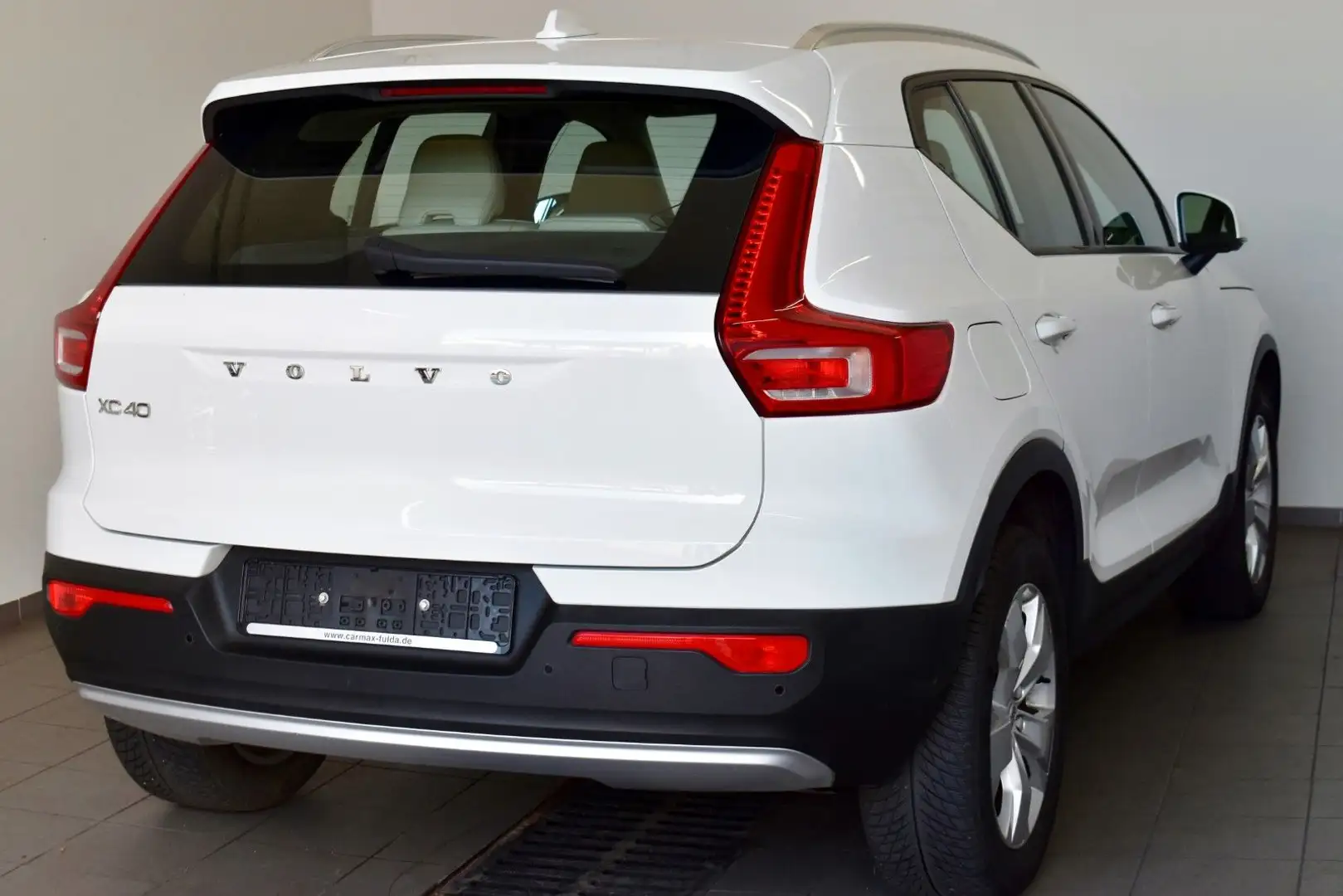 Volvo XC40 Momentum 2WD Sensus,Navi,LED,T.Leder,PDC Blanc - 2