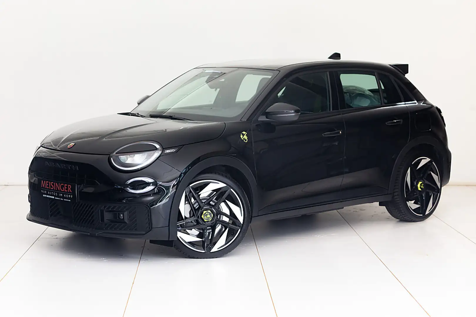 Abarth 600e Turismo Schwarz - 1