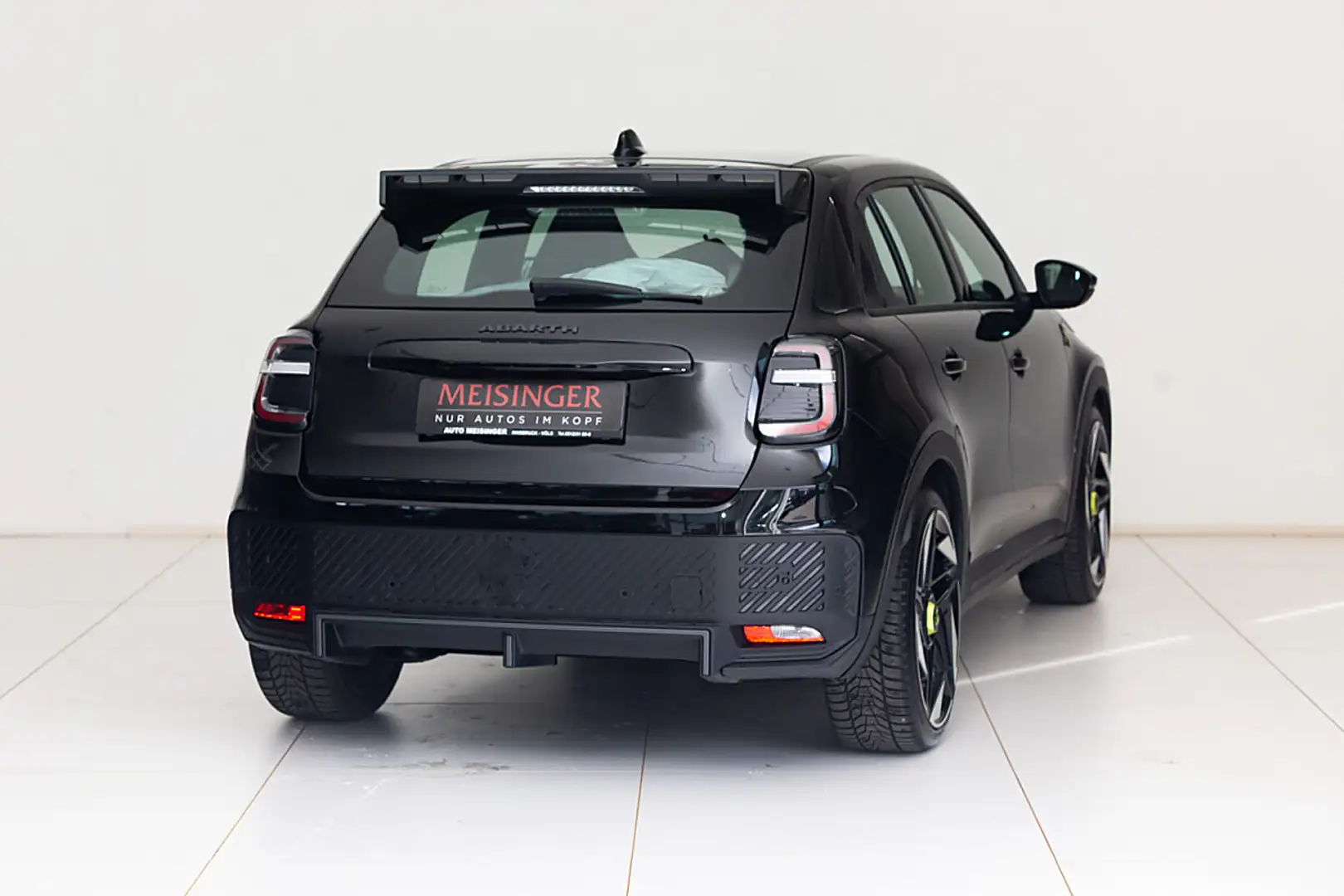 Abarth 600e Turismo Schwarz - 2