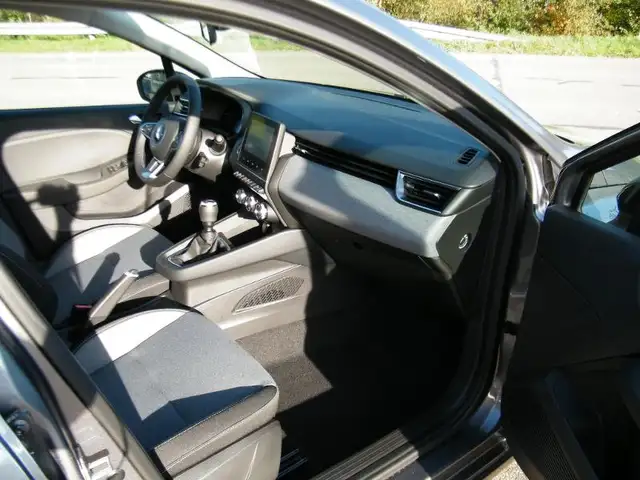 Mitsubishi Colt view 9