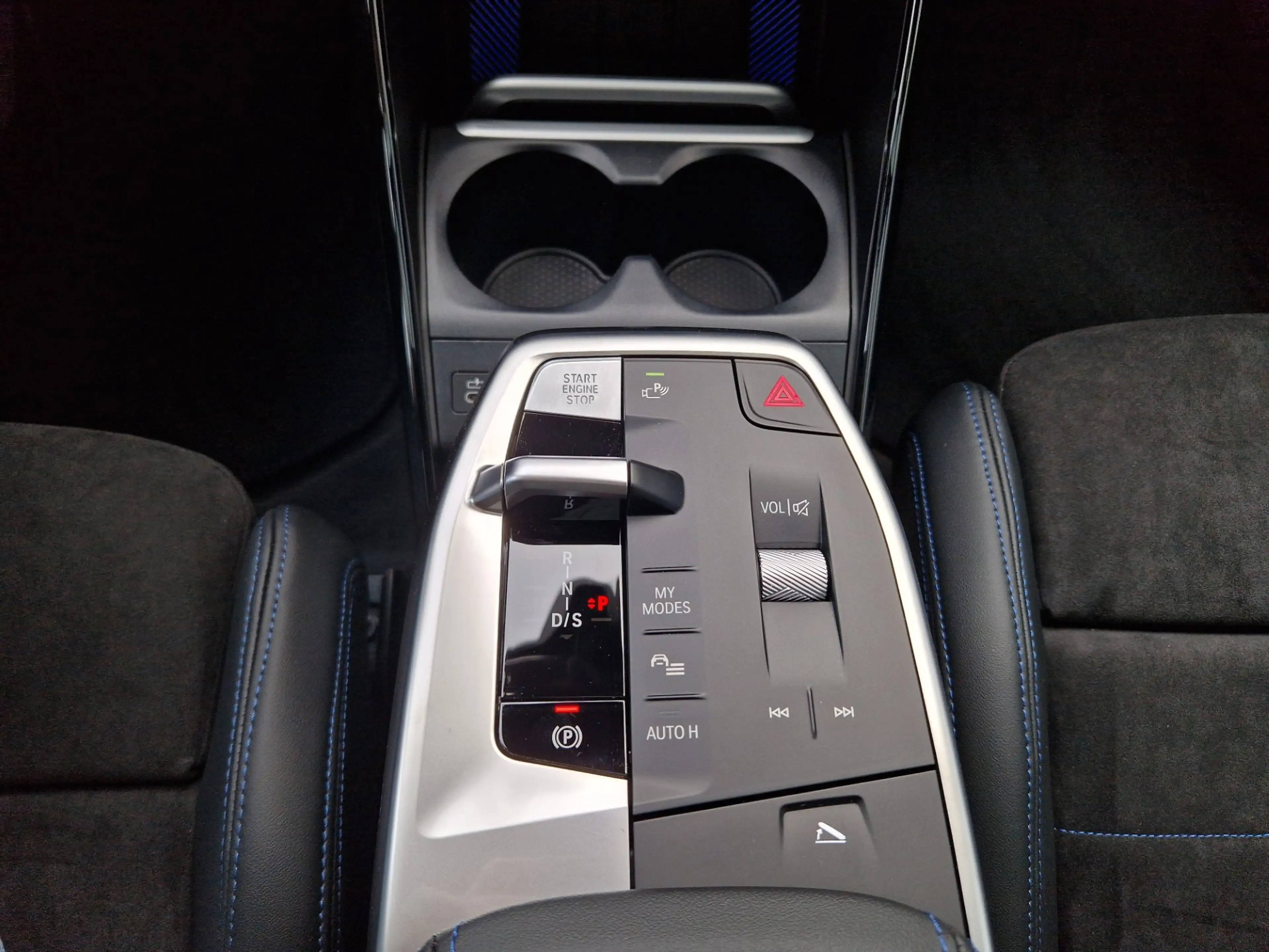 BMW 225 e xDrive — photo 13