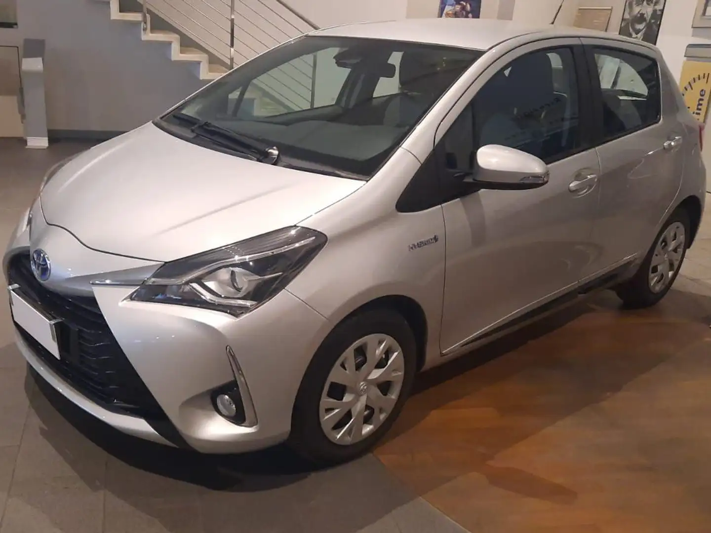 Toyota Yaris 15HYBRID 5P BUSINESS Zilver - 2