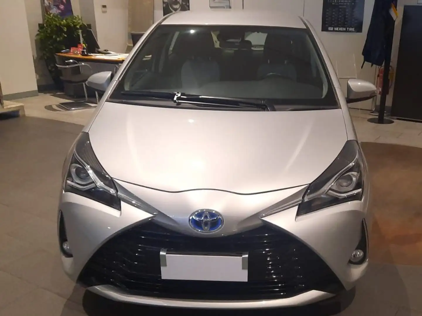 Toyota Yaris 15HYBRID 5P BUSINESS Zilver - 1