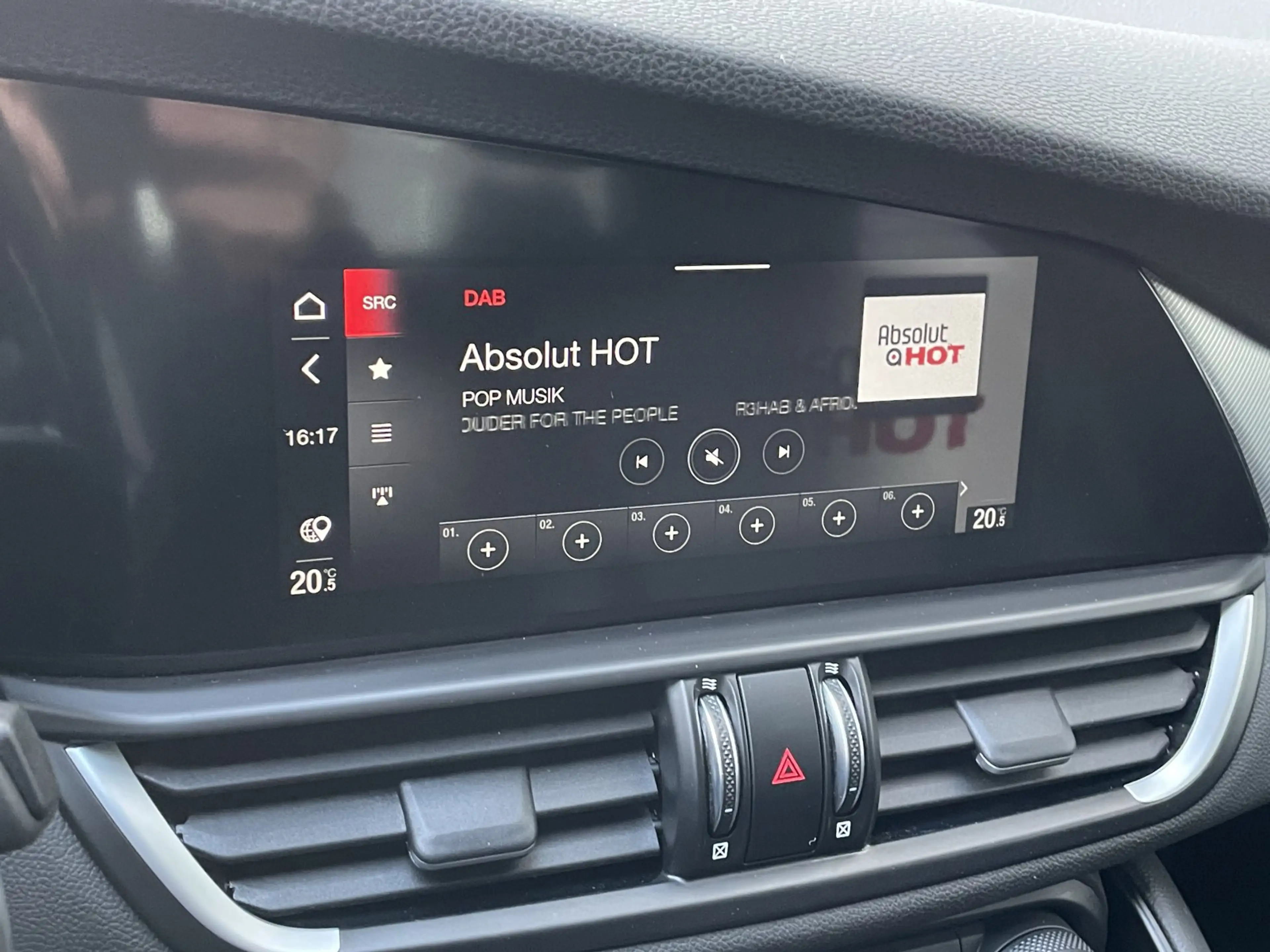 Alfa Romeo Giulia 2.2 JTDM Veloce Q4 TotwAss ACC Shz Nav CarPlay And — photo 13