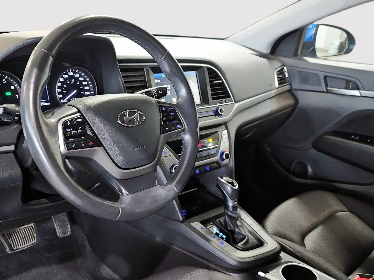 Hyundai ELANTRA снимка Hyundai ELANTRA