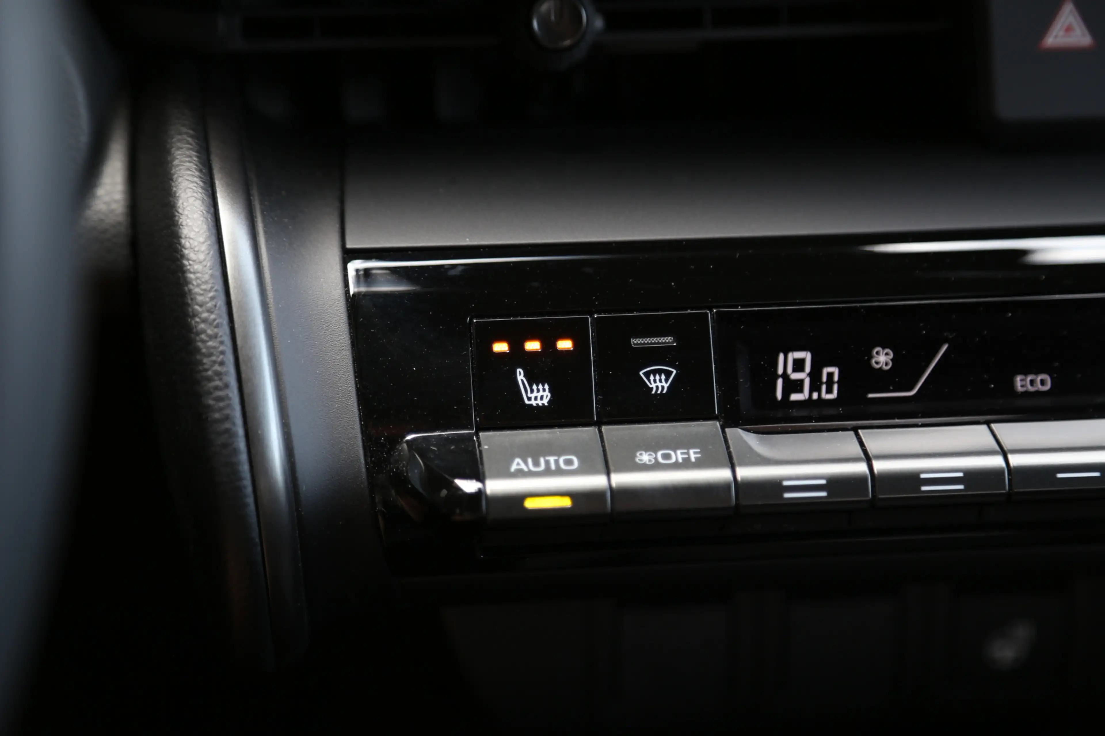 Toyota C-HR 1.8 Hybrid 140 Dynamic Team Navi Camera ACC LED — photo 12